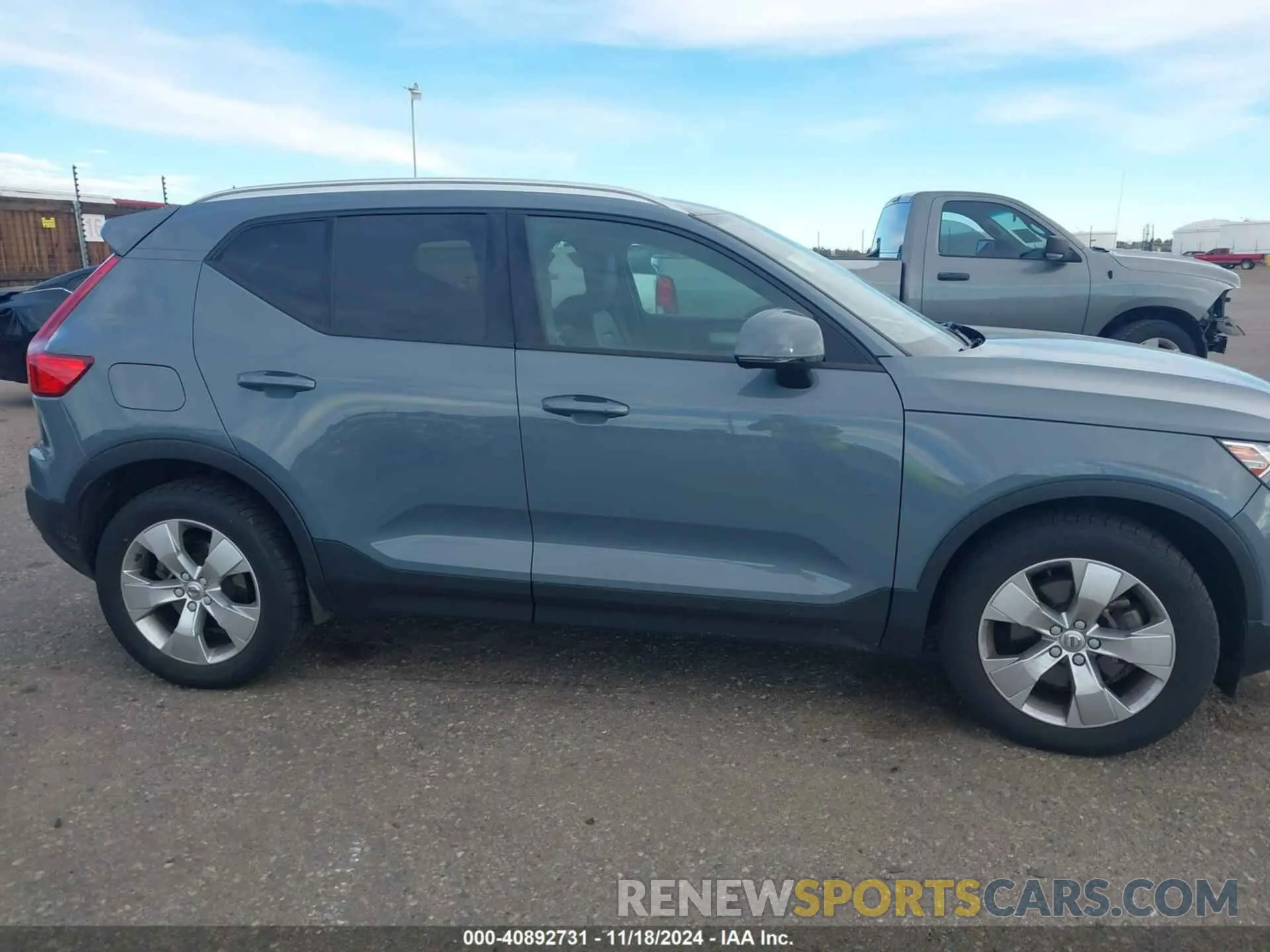 13 fotografías del automóvil dañado YV4162UK4M2602434 VOLVO XC40 2021