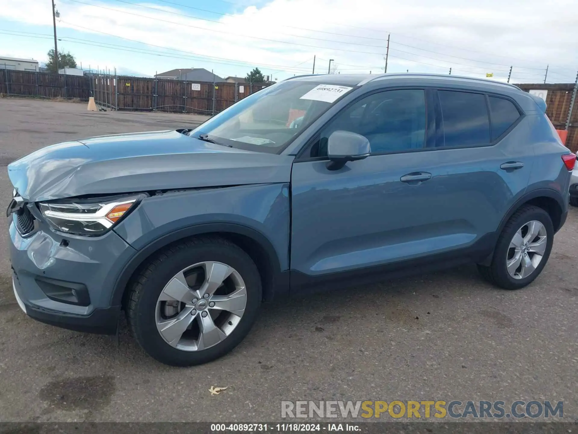 14 fotografías del automóvil dañado YV4162UK4M2602434 VOLVO XC40 2021