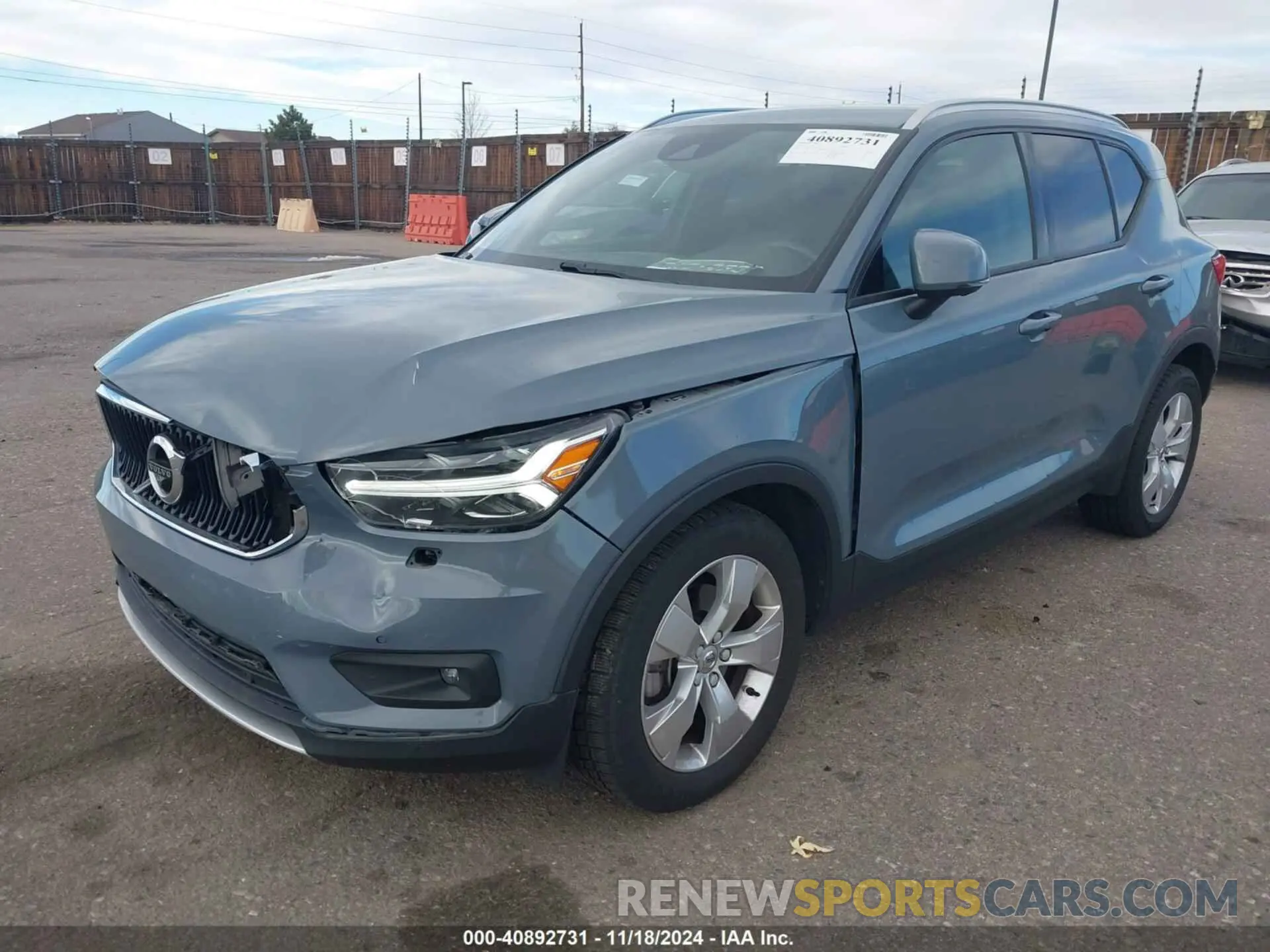 2 fotografías del automóvil dañado YV4162UK4M2602434 VOLVO XC40 2021