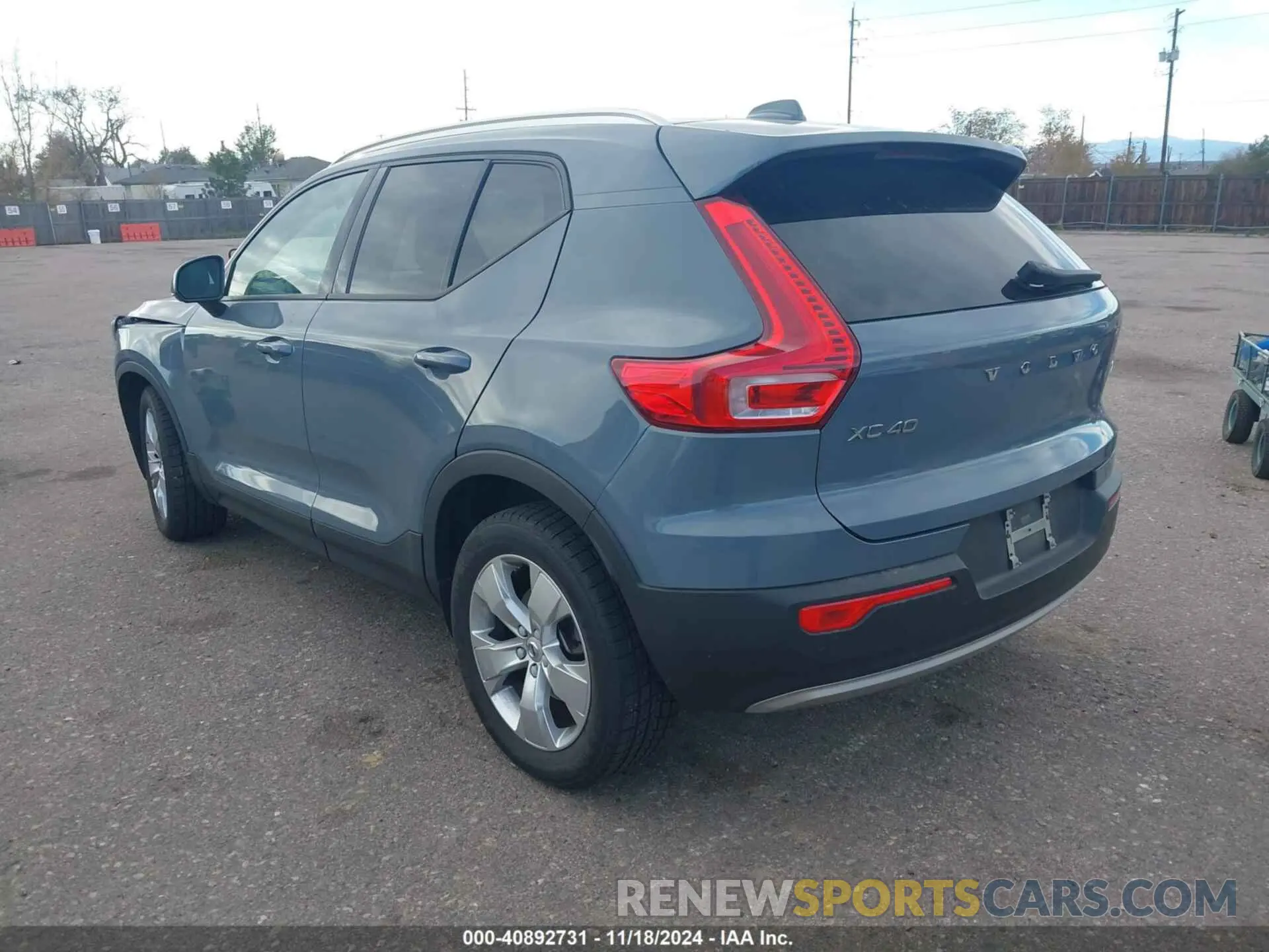 3 fotografías del automóvil dañado YV4162UK4M2602434 VOLVO XC40 2021