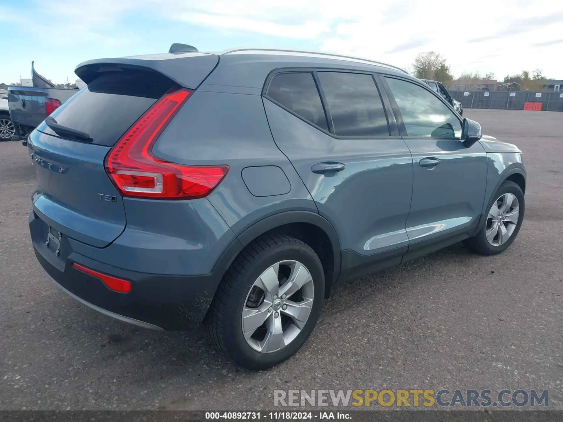 4 fotografías del automóvil dañado YV4162UK4M2602434 VOLVO XC40 2021