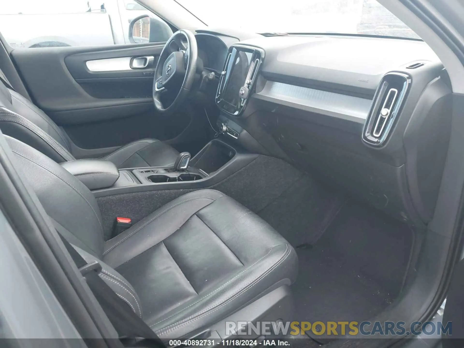 5 fotografías del automóvil dañado YV4162UK4M2602434 VOLVO XC40 2021