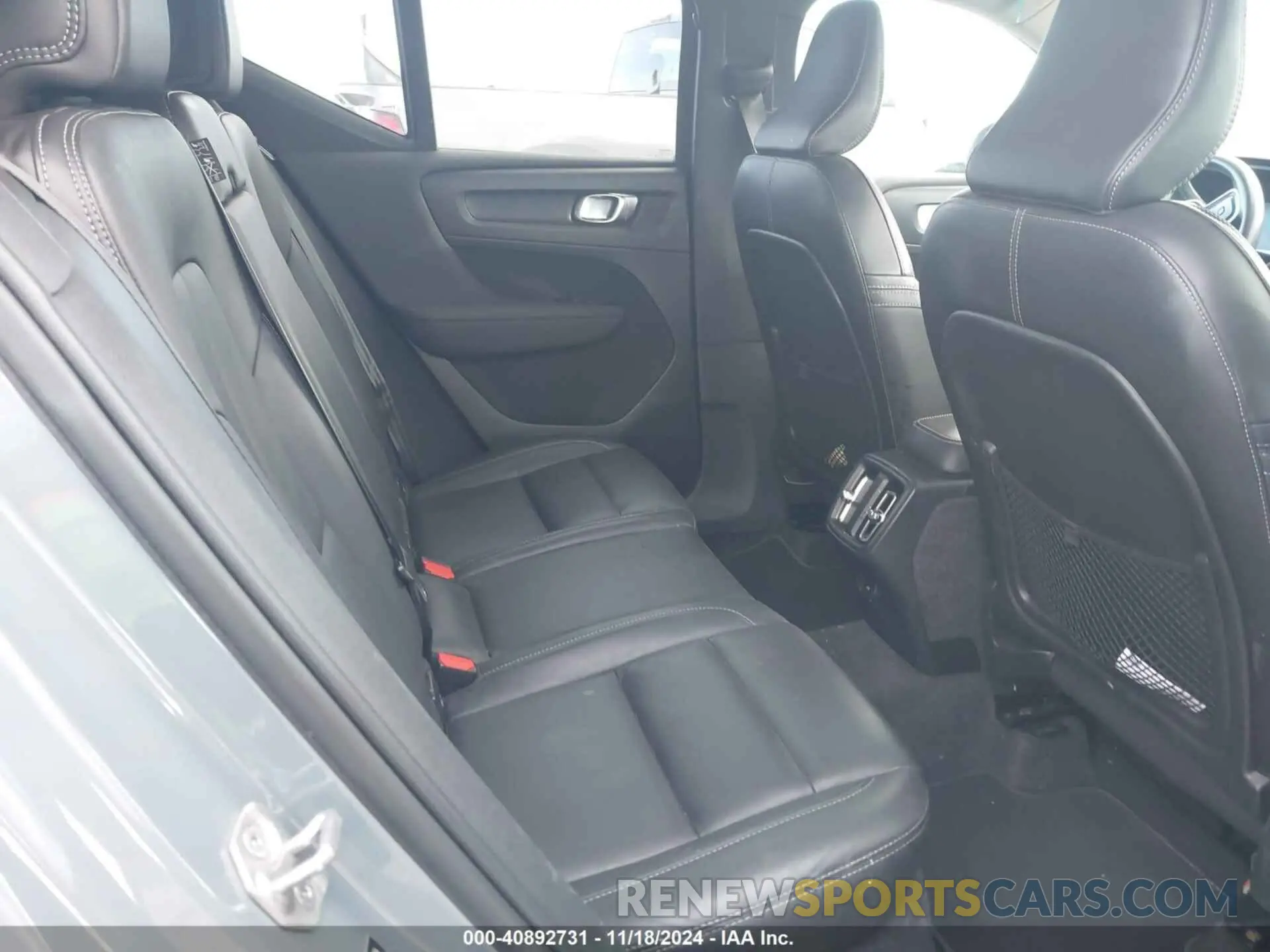 8 fotografías del automóvil dañado YV4162UK4M2602434 VOLVO XC40 2021
