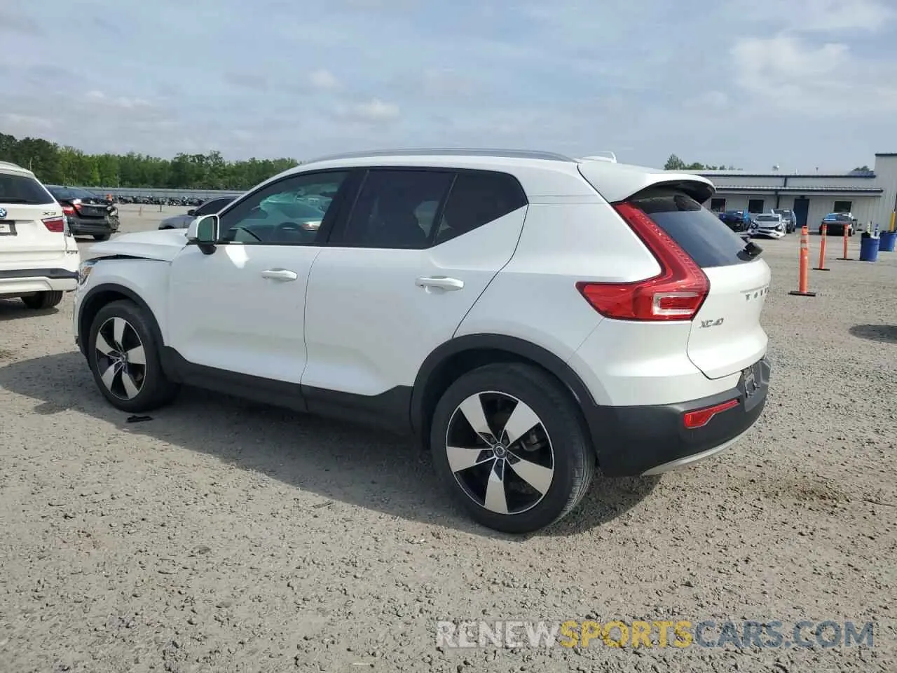 2 fotografías del automóvil dañado YV4162UK5M2439826 VOLVO XC40 2021