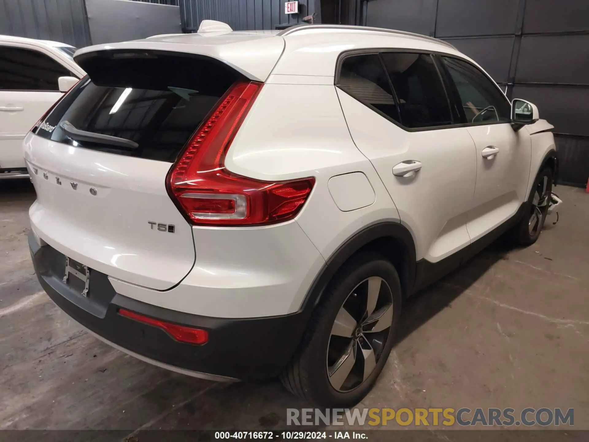 4 fotografías del automóvil dañado YV4162UK8M2433115 VOLVO XC40 2021