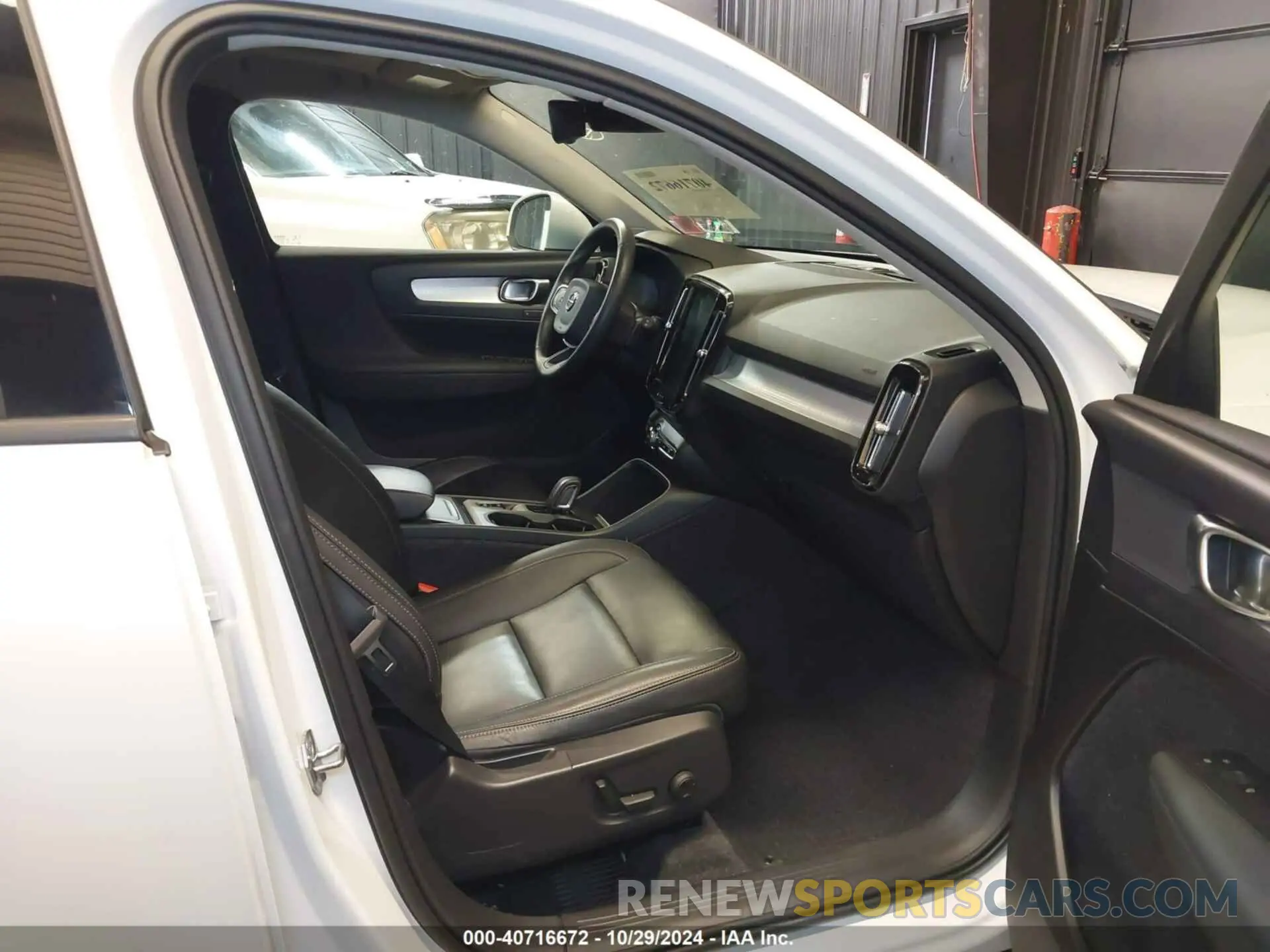 5 fotografías del automóvil dañado YV4162UK8M2433115 VOLVO XC40 2021