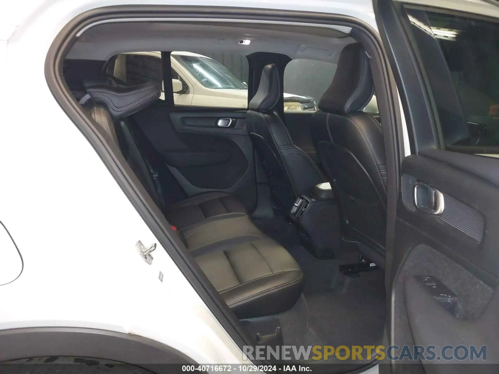 8 fotografías del automóvil dañado YV4162UK8M2433115 VOLVO XC40 2021