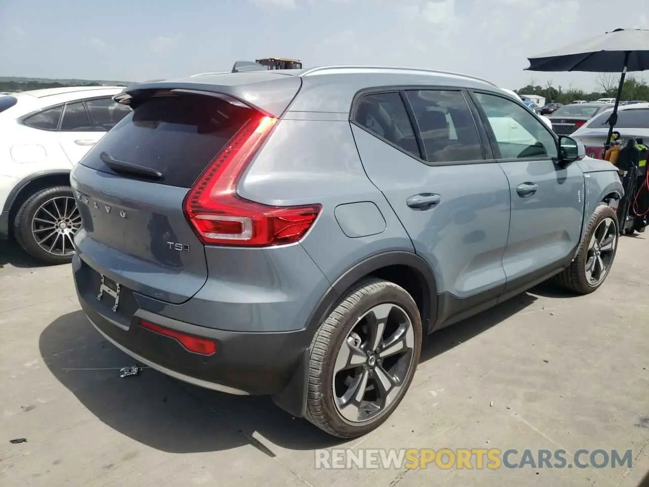 4 fotografías del automóvil dañado YV4162UKXM2446805 VOLVO XC40 2021