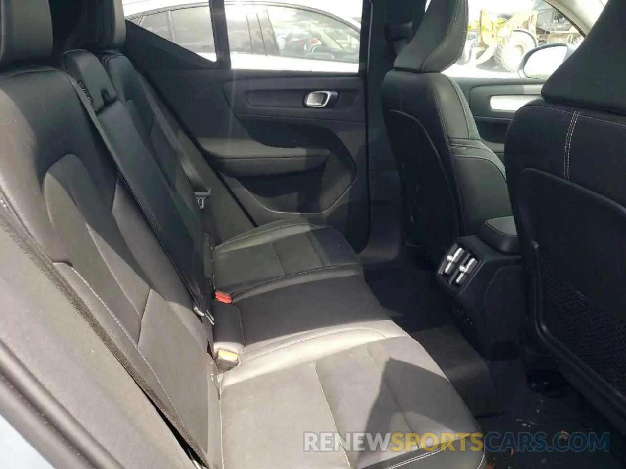 6 fotografías del automóvil dañado YV4162UKXM2446805 VOLVO XC40 2021