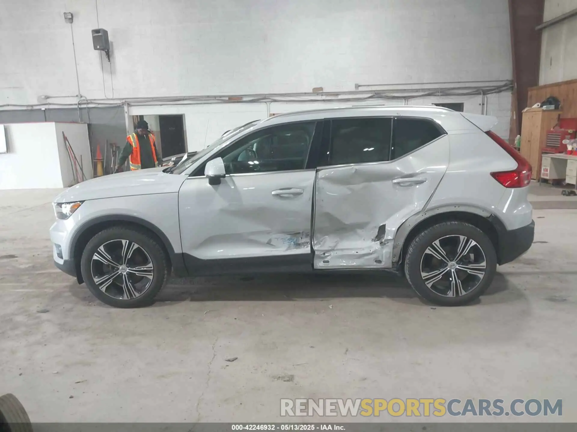 14 fotografías del automóvil dañado YV4162UL7M2432305 VOLVO XC40 2021