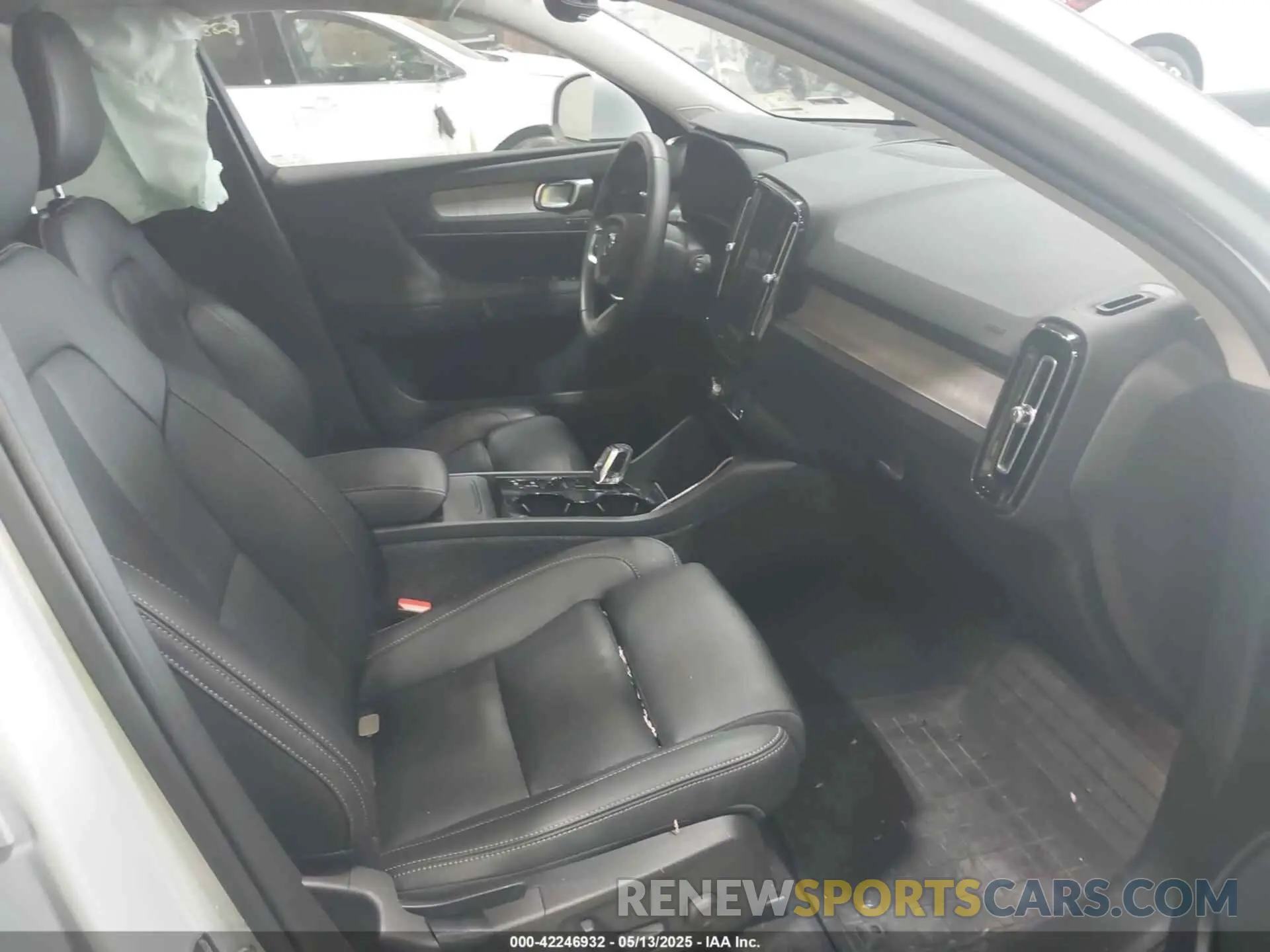 5 fotografías del automóvil dañado YV4162UL7M2432305 VOLVO XC40 2021