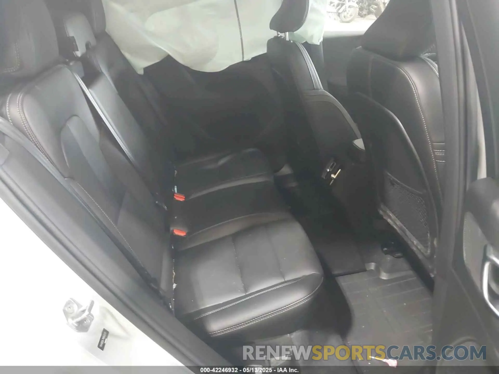 8 fotografías del automóvil dañado YV4162UL7M2432305 VOLVO XC40 2021