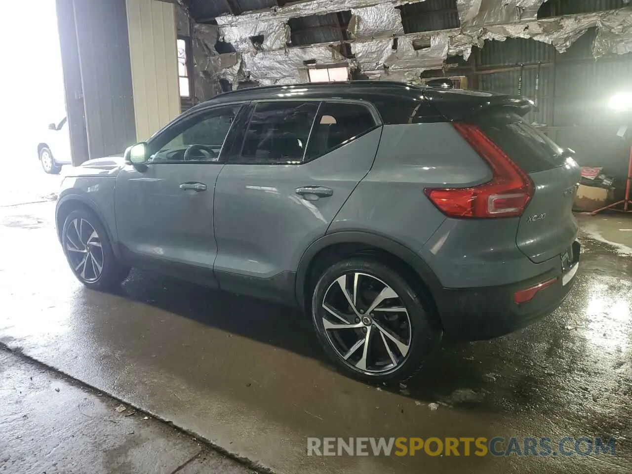 2 fotografías del automóvil dañado YV4162UM0M2585469 VOLVO XC40 2021