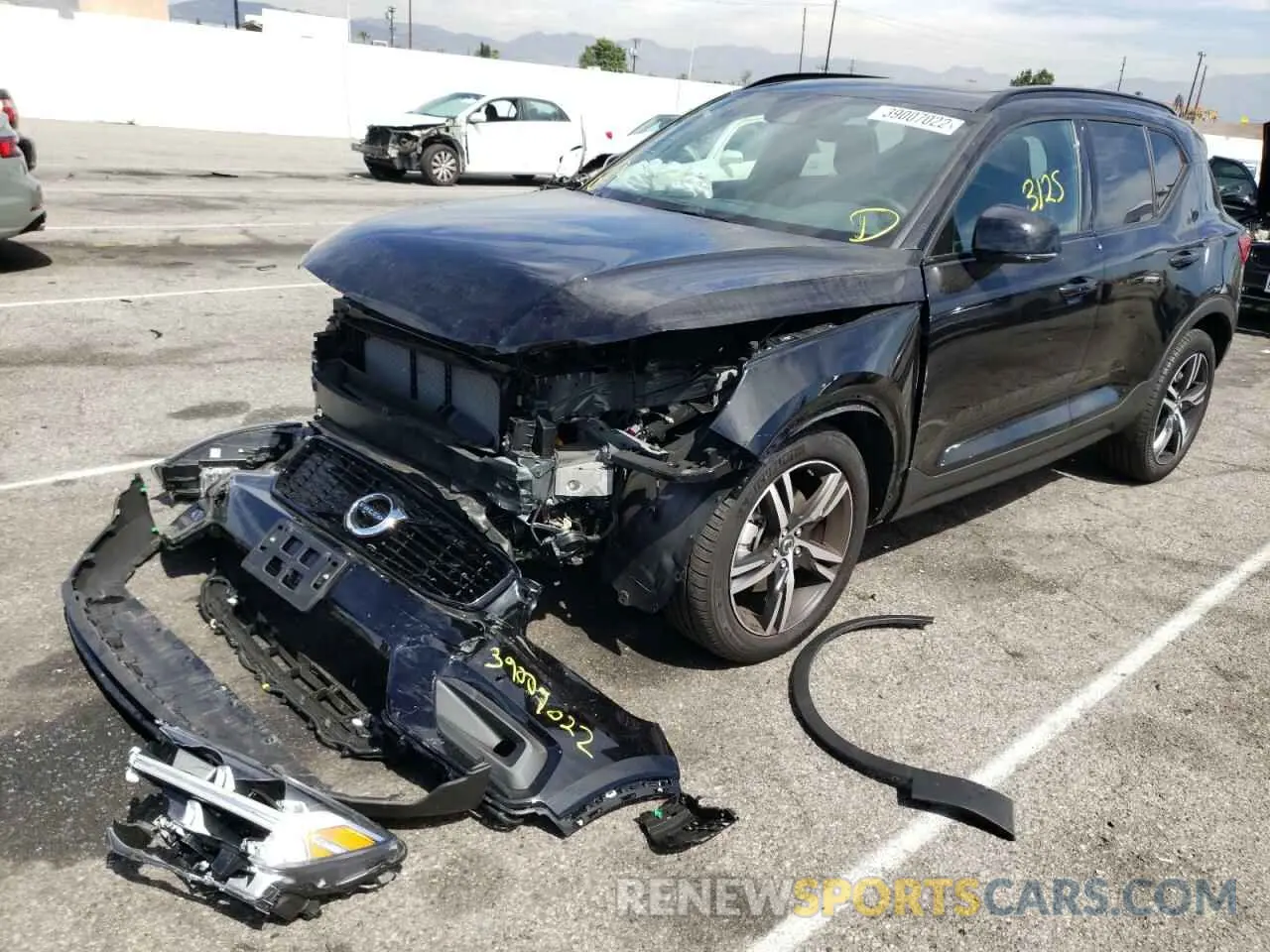 2 fotografías del automóvil dañado YV4162UM1M2593581 VOLVO XC40 2021