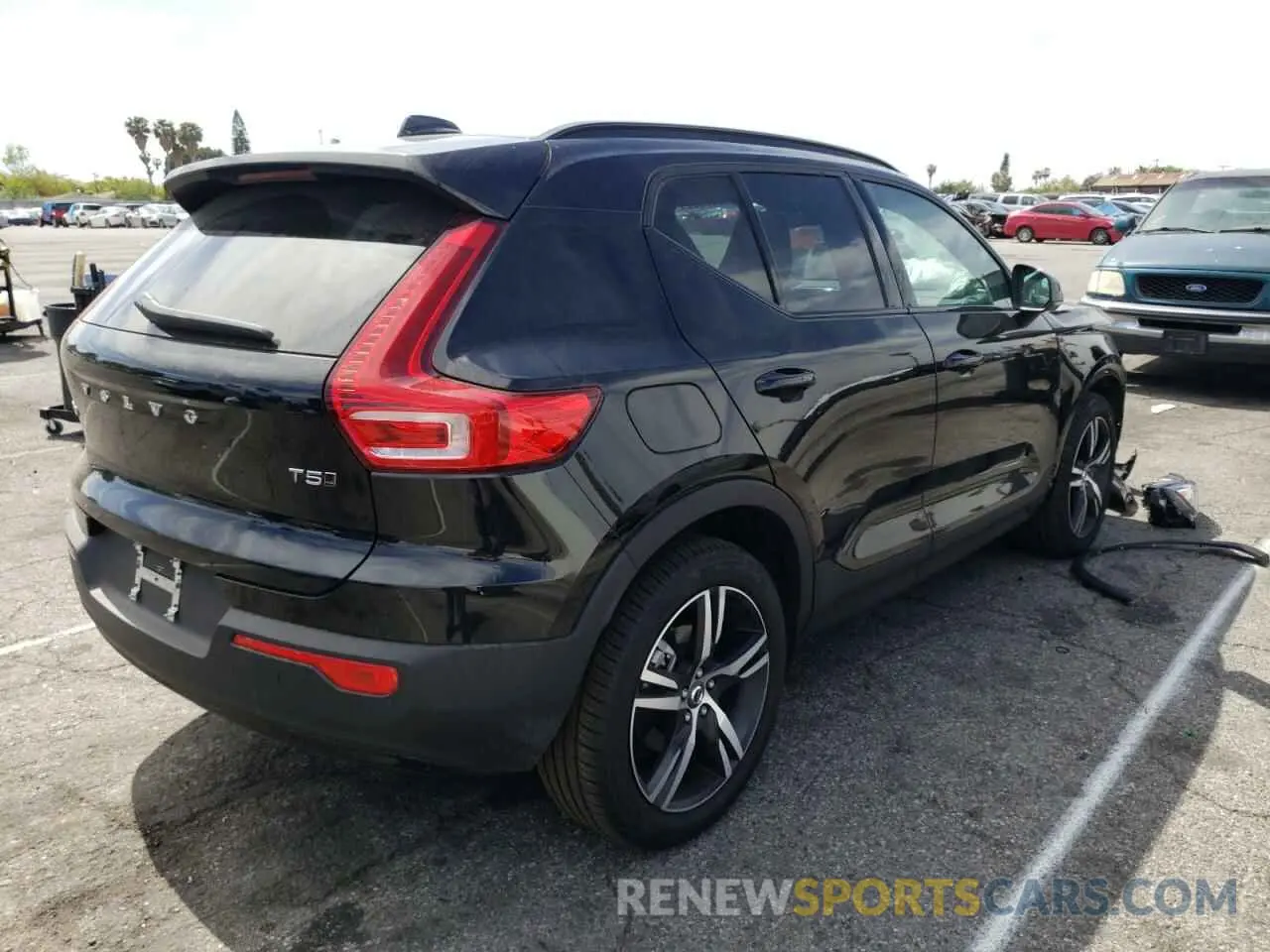 4 fotografías del automóvil dañado YV4162UM1M2593581 VOLVO XC40 2021