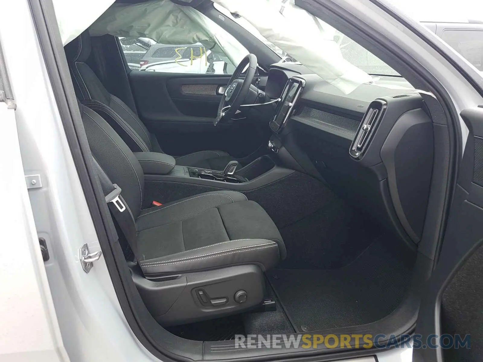 5 fotografías del automóvil dañado YV4162UM3M2416109 VOLVO XC40 2021
