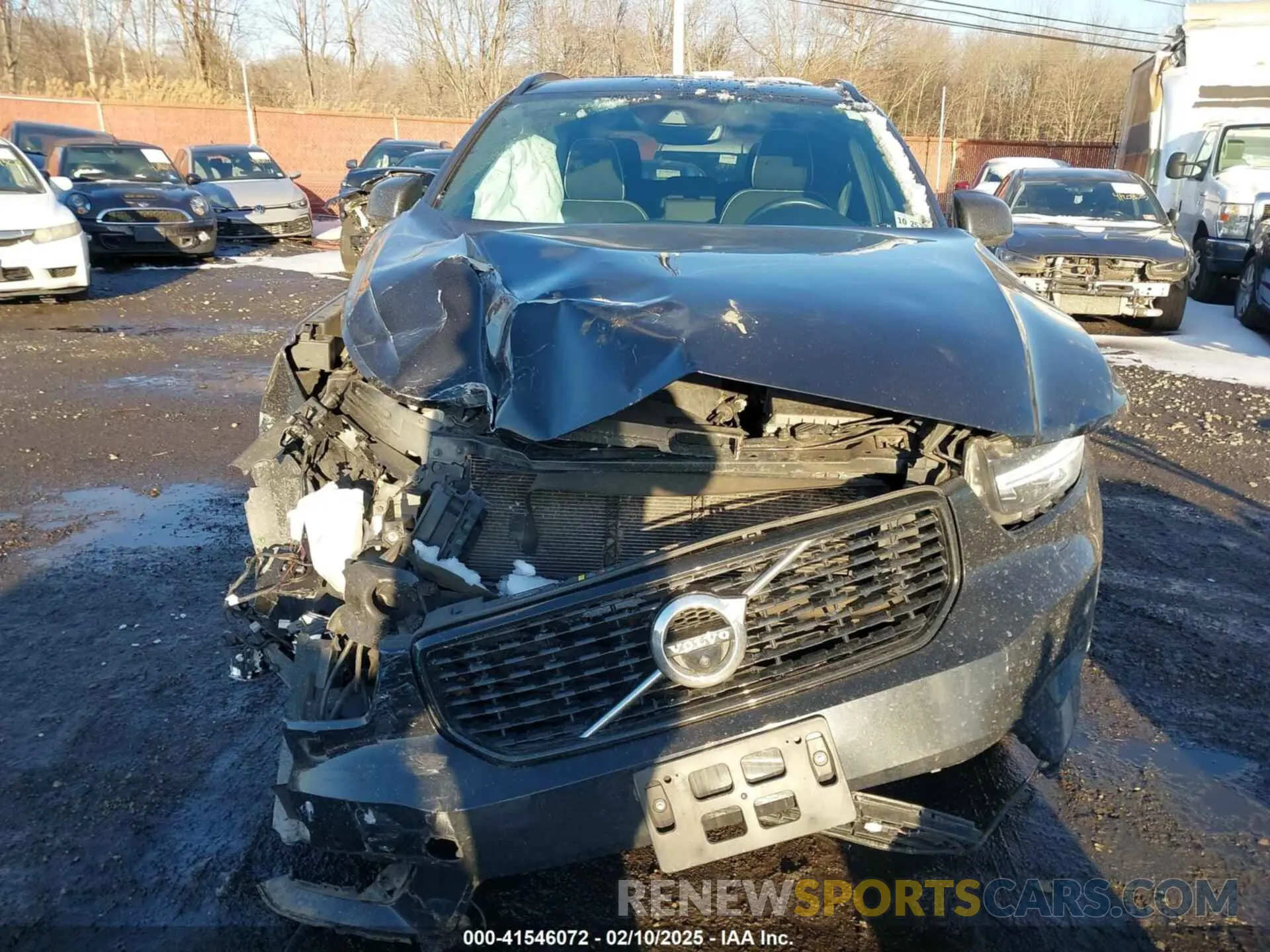 12 fotografías del automóvil dañado YV4162UM3M2435422 VOLVO XC40 2021