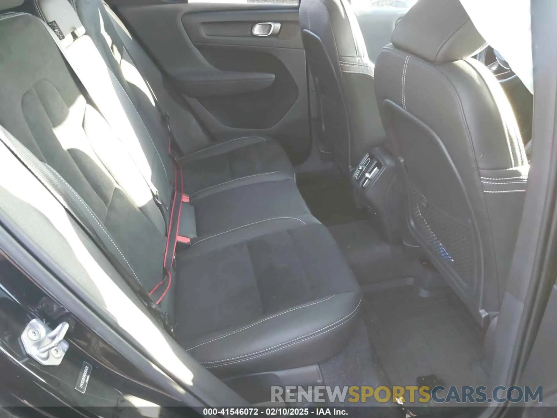 8 fotografías del automóvil dañado YV4162UM3M2435422 VOLVO XC40 2021