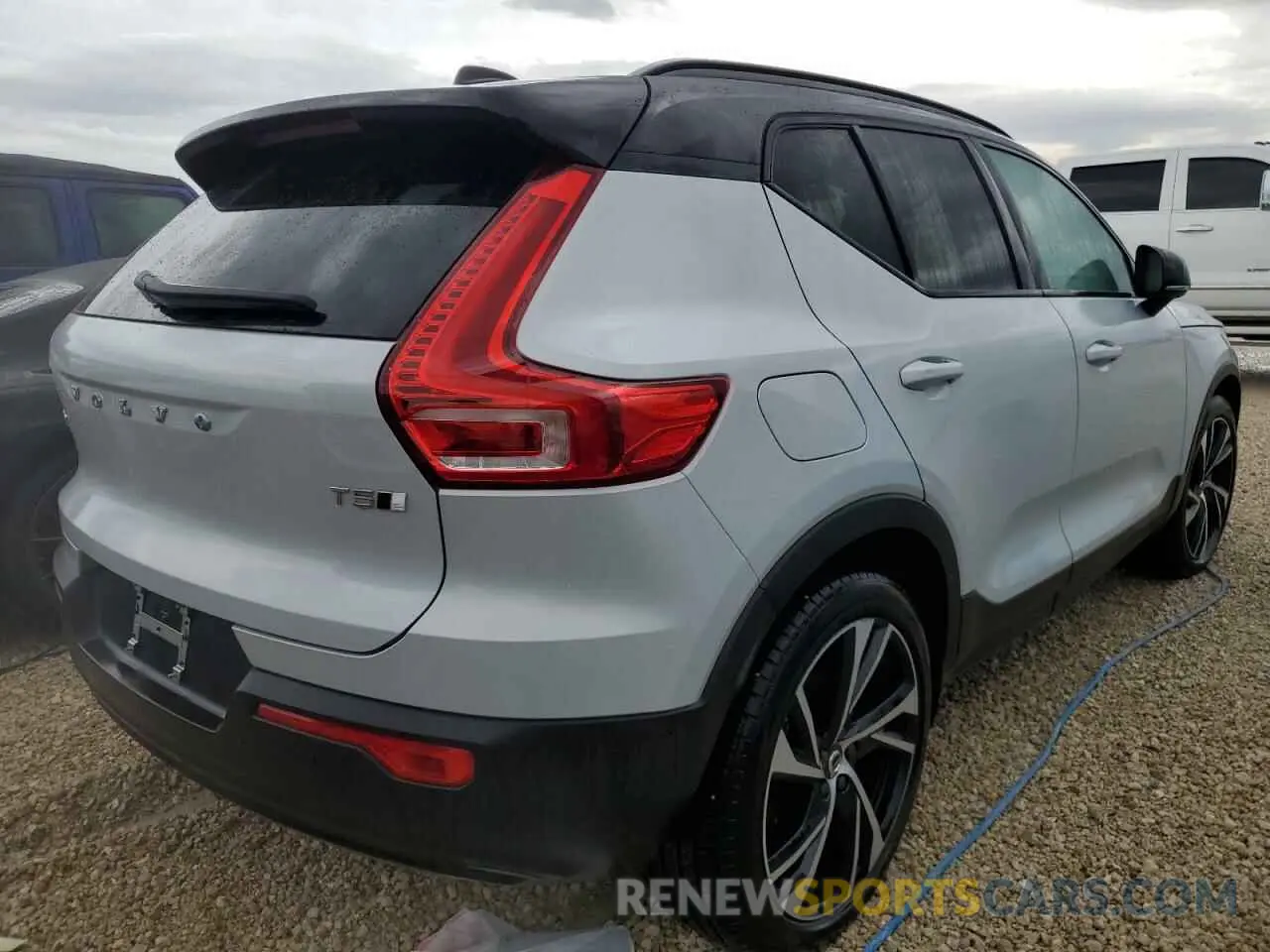 4 fotografías del automóvil dañado YV4162UM4M2461575 VOLVO XC40 2021
