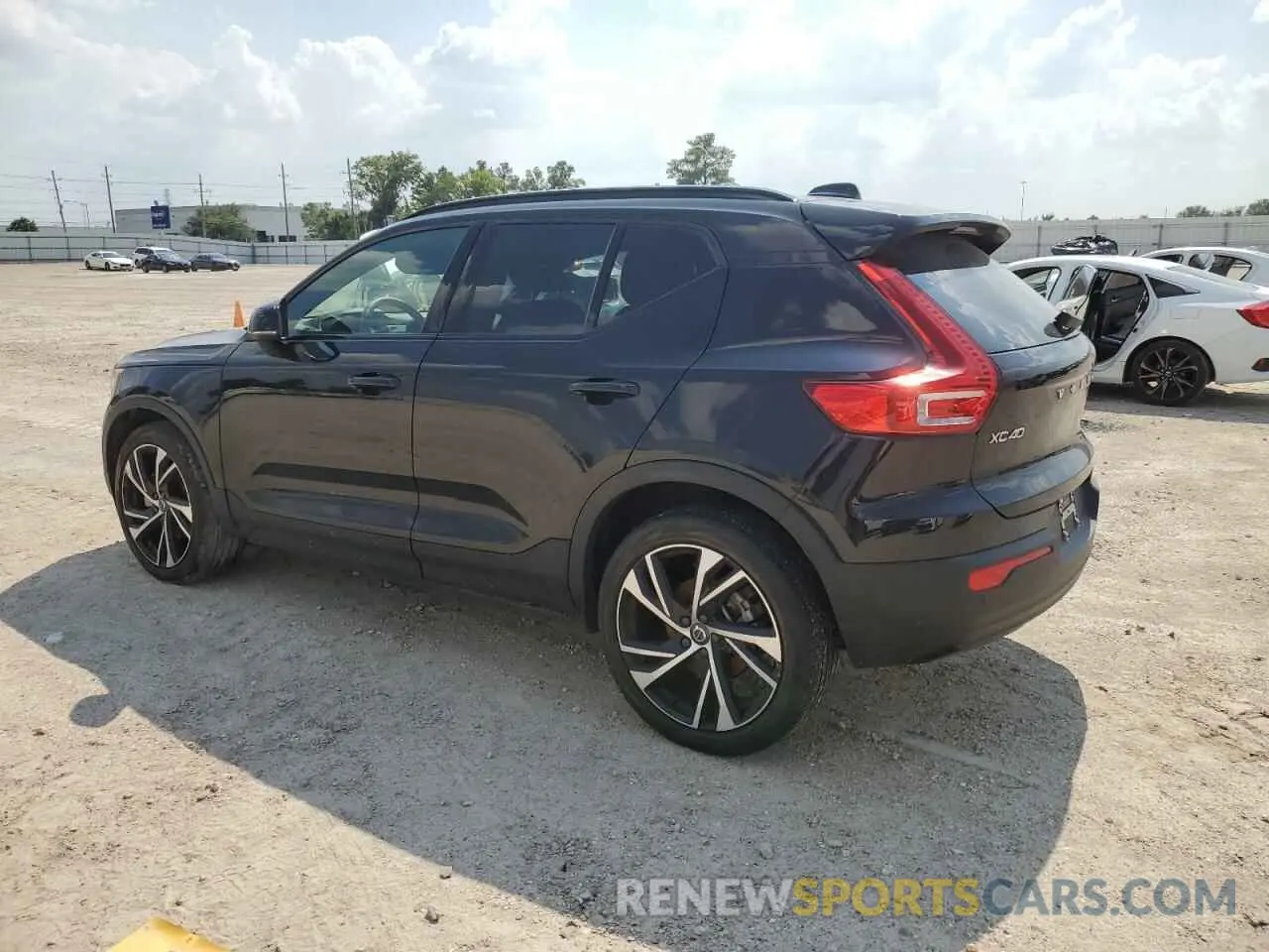 2 fotografías del automóvil dañado YV4162UM4M2493829 VOLVO XC40 2021