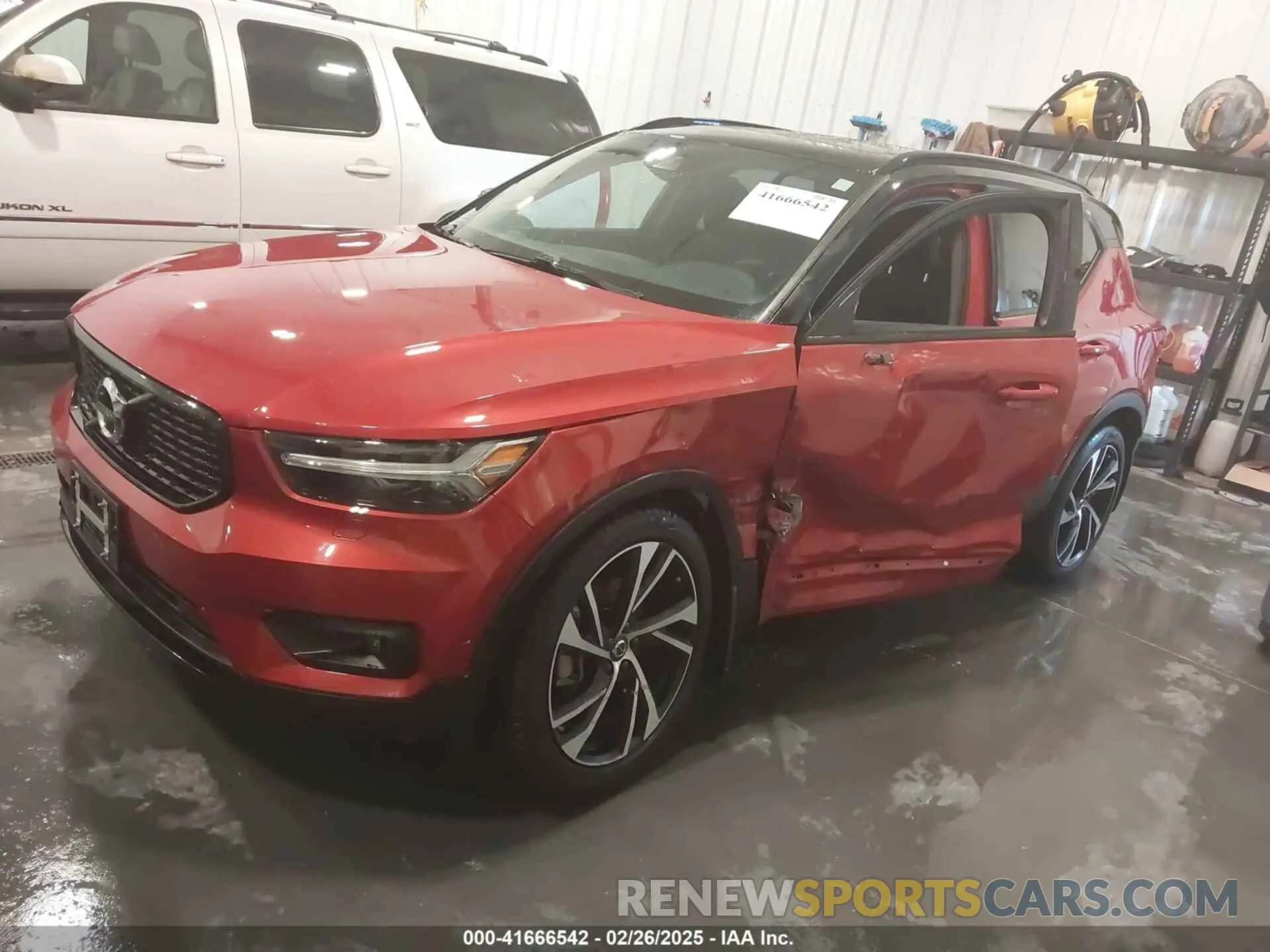 2 fotografías del automóvil dañado YV4162UM5M2438242 VOLVO XC40 2021