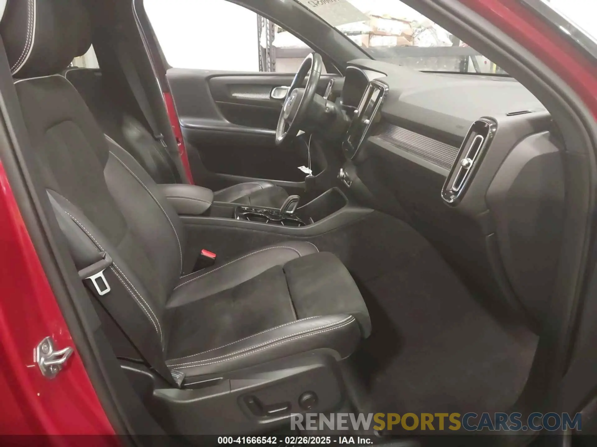5 fotografías del automóvil dañado YV4162UM5M2438242 VOLVO XC40 2021
