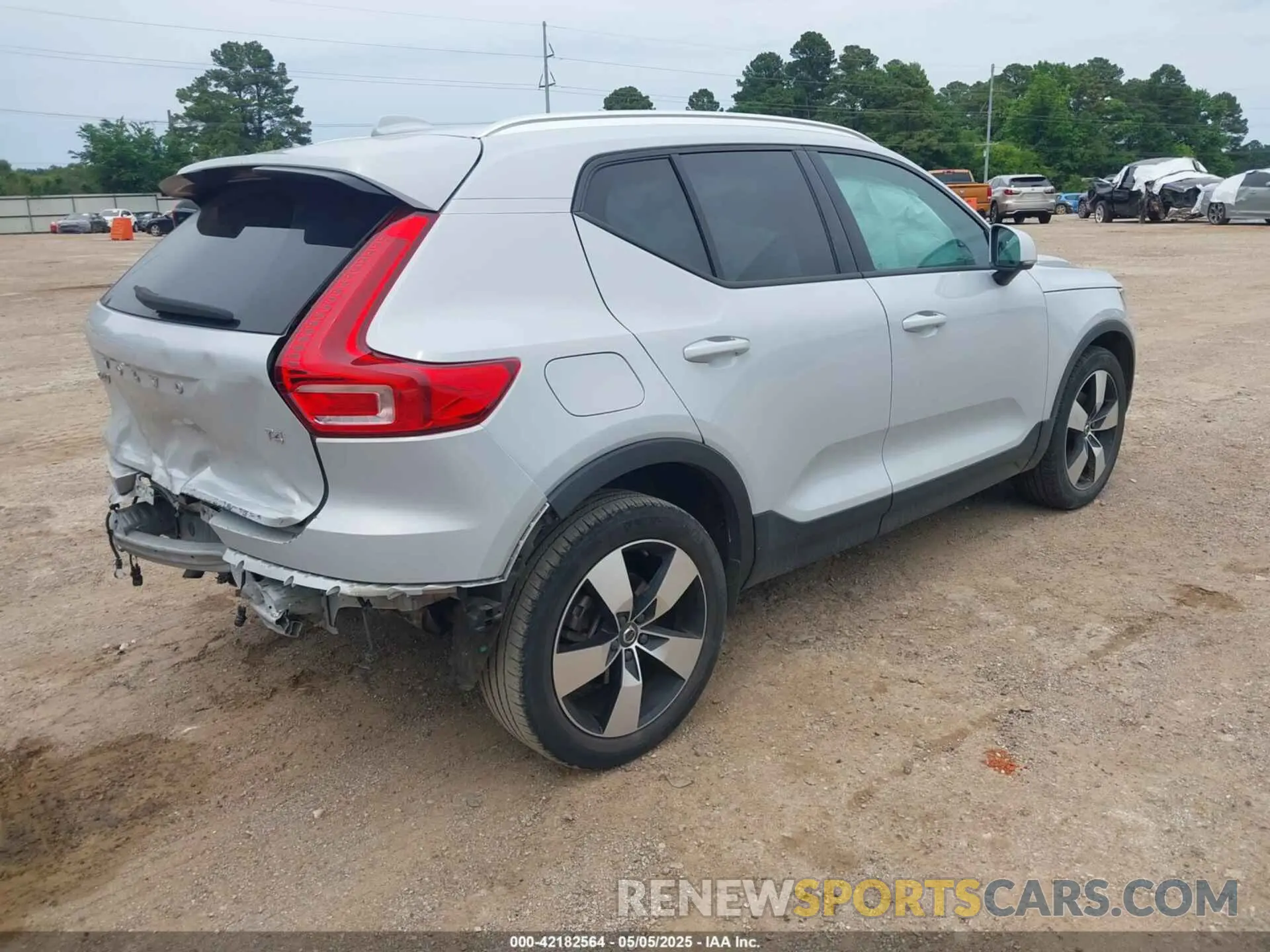 4 fotografías del automóvil dañado YV4AC2HKXM2464627 VOLVO XC40 2021