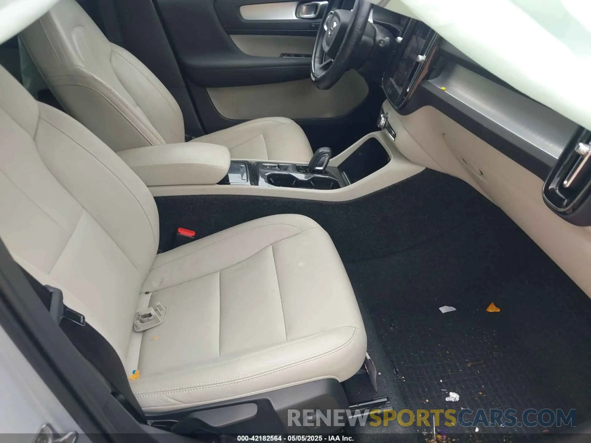 5 fotografías del automóvil dañado YV4AC2HKXM2464627 VOLVO XC40 2021