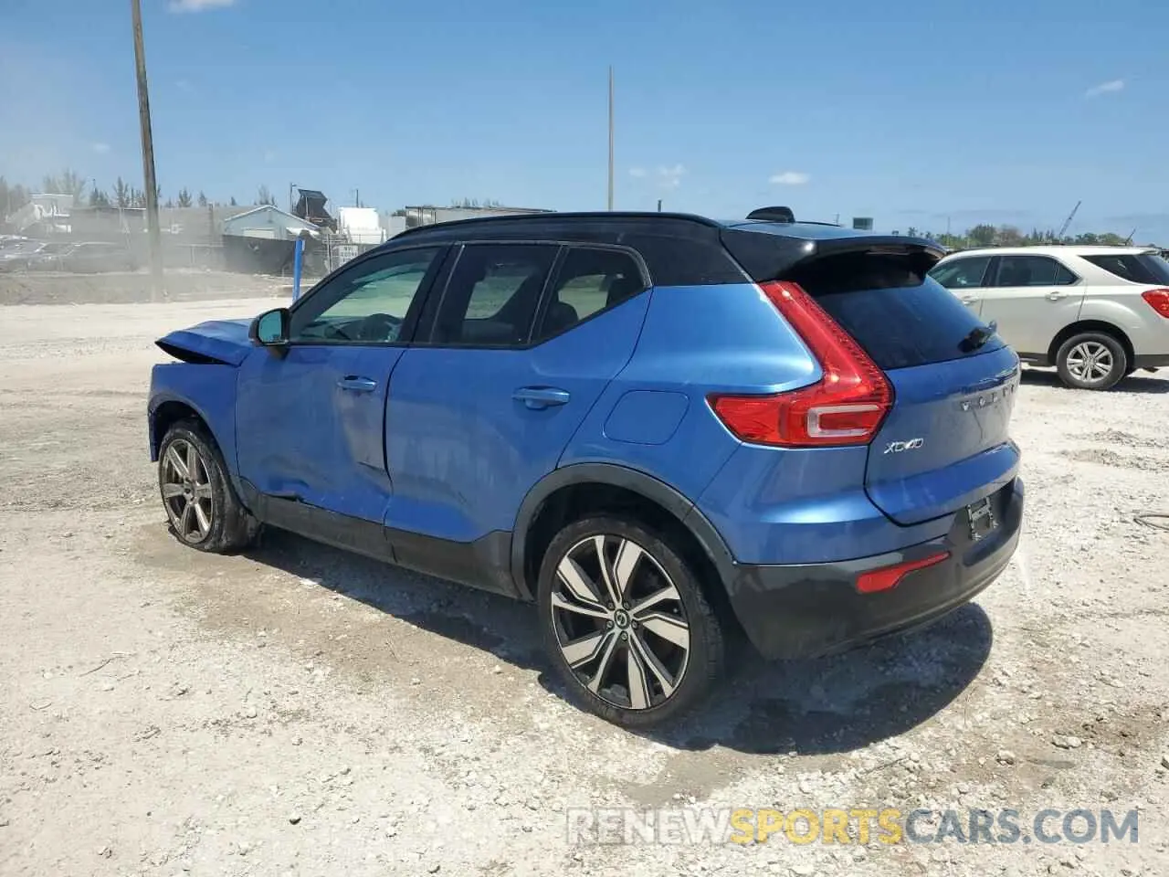 2 fotografías del automóvil dañado YV4ED3UR2M2558167 VOLVO XC40 2021