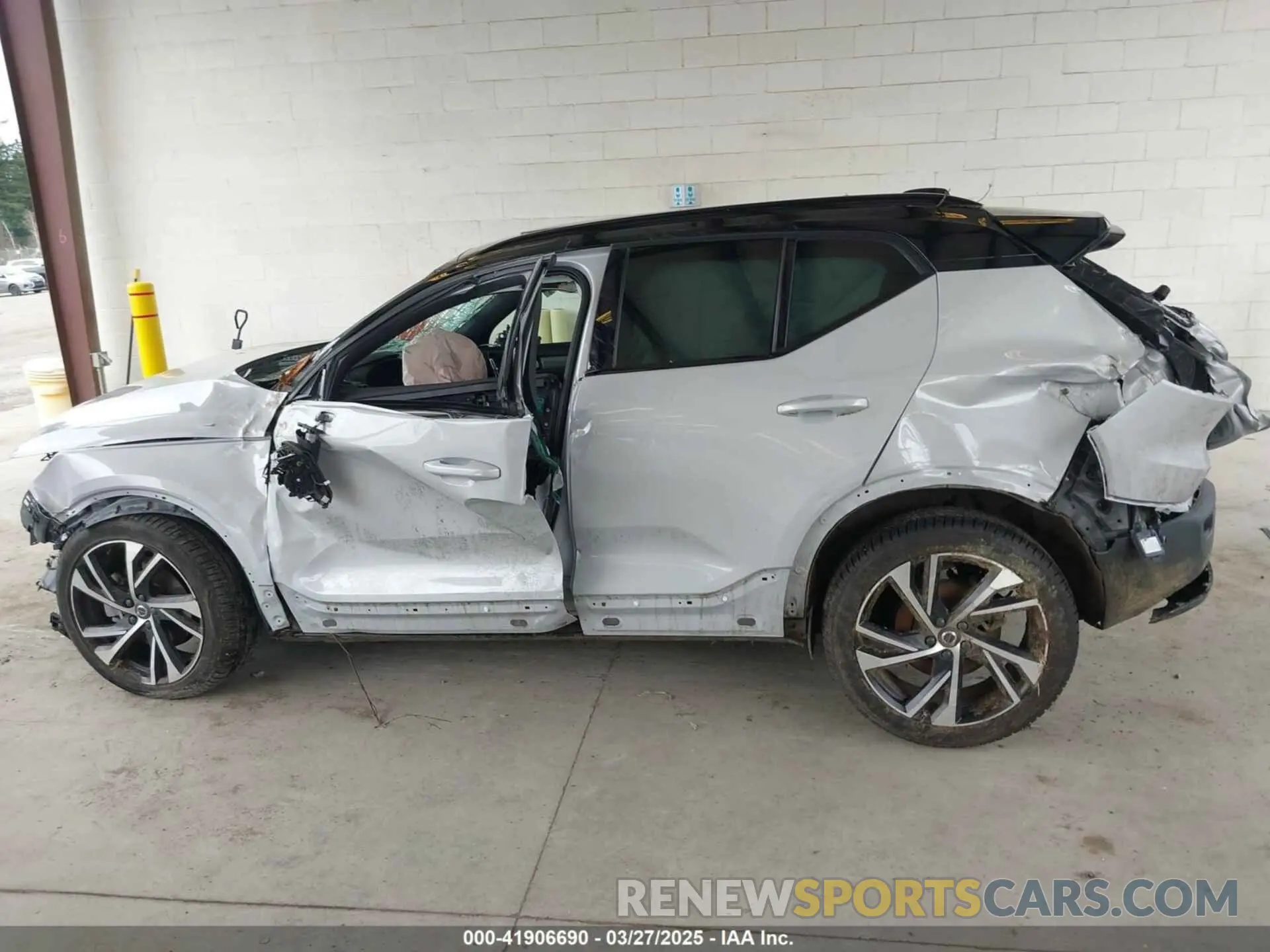 13 fotografías del automóvil dañado YV4162UM4N2722947 VOLVO XC40 2022