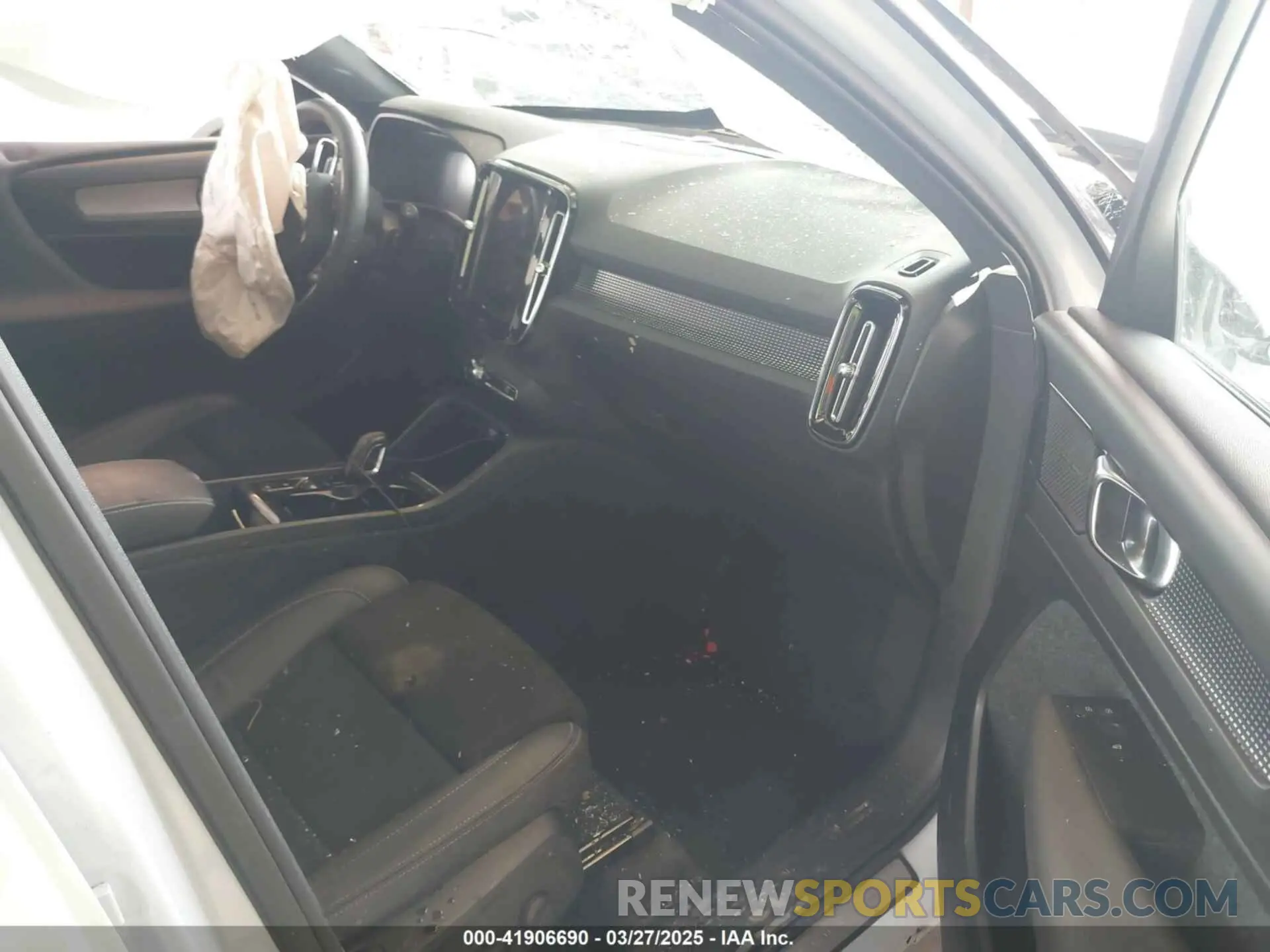 5 fotografías del automóvil dañado YV4162UM4N2722947 VOLVO XC40 2022