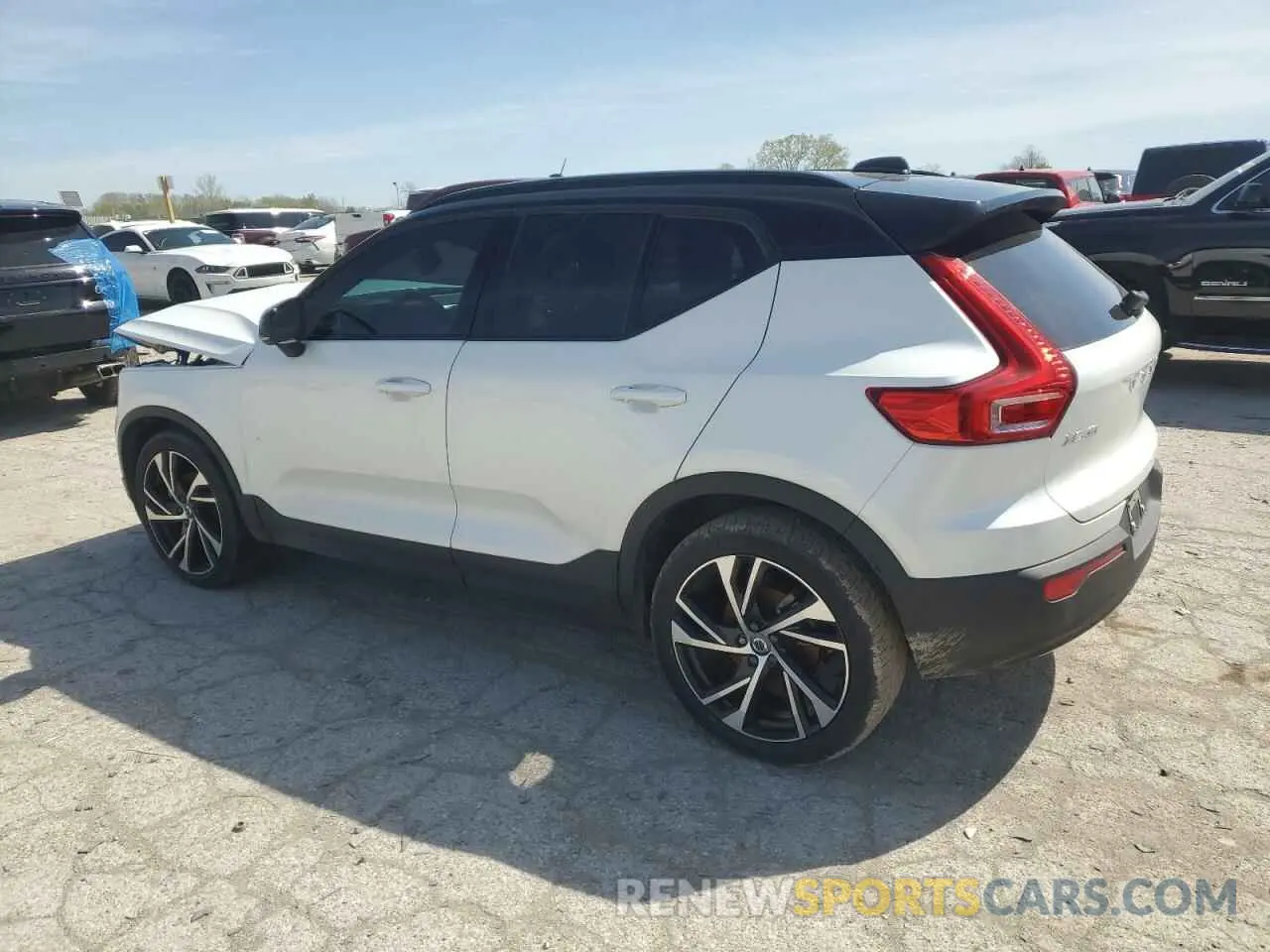 2 fotografías del automóvil dañado YV4162UM8N2694604 VOLVO XC40 2022