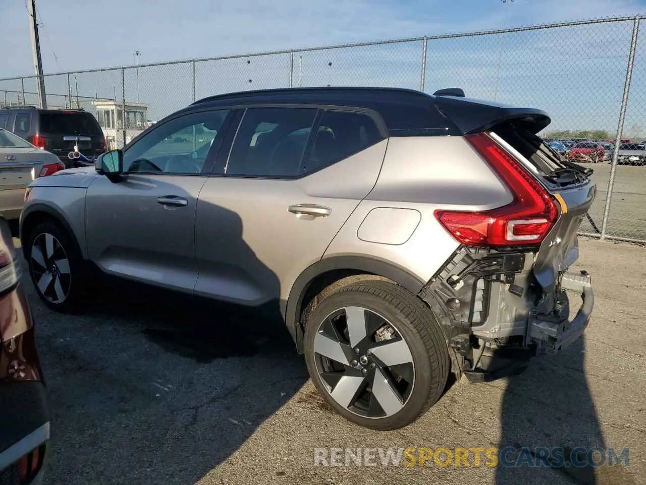 2 fotografías del automóvil dañado YV4ED3UM6P2031208 VOLVO XC40 2023