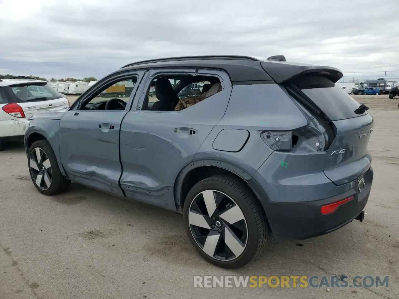 2 fotografías del automóvil dañado YV4ED3UM8P2961627 VOLVO XC40 2023
