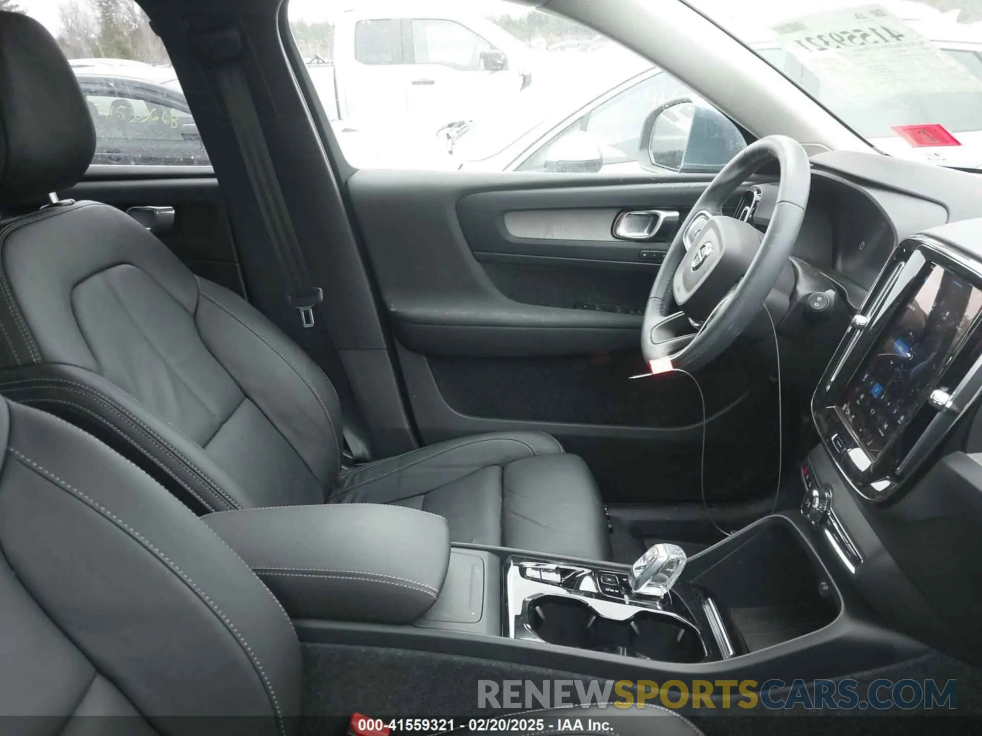 5 fotografías del automóvil dañado YV4L12UN4P2989427 VOLVO XC40 2023