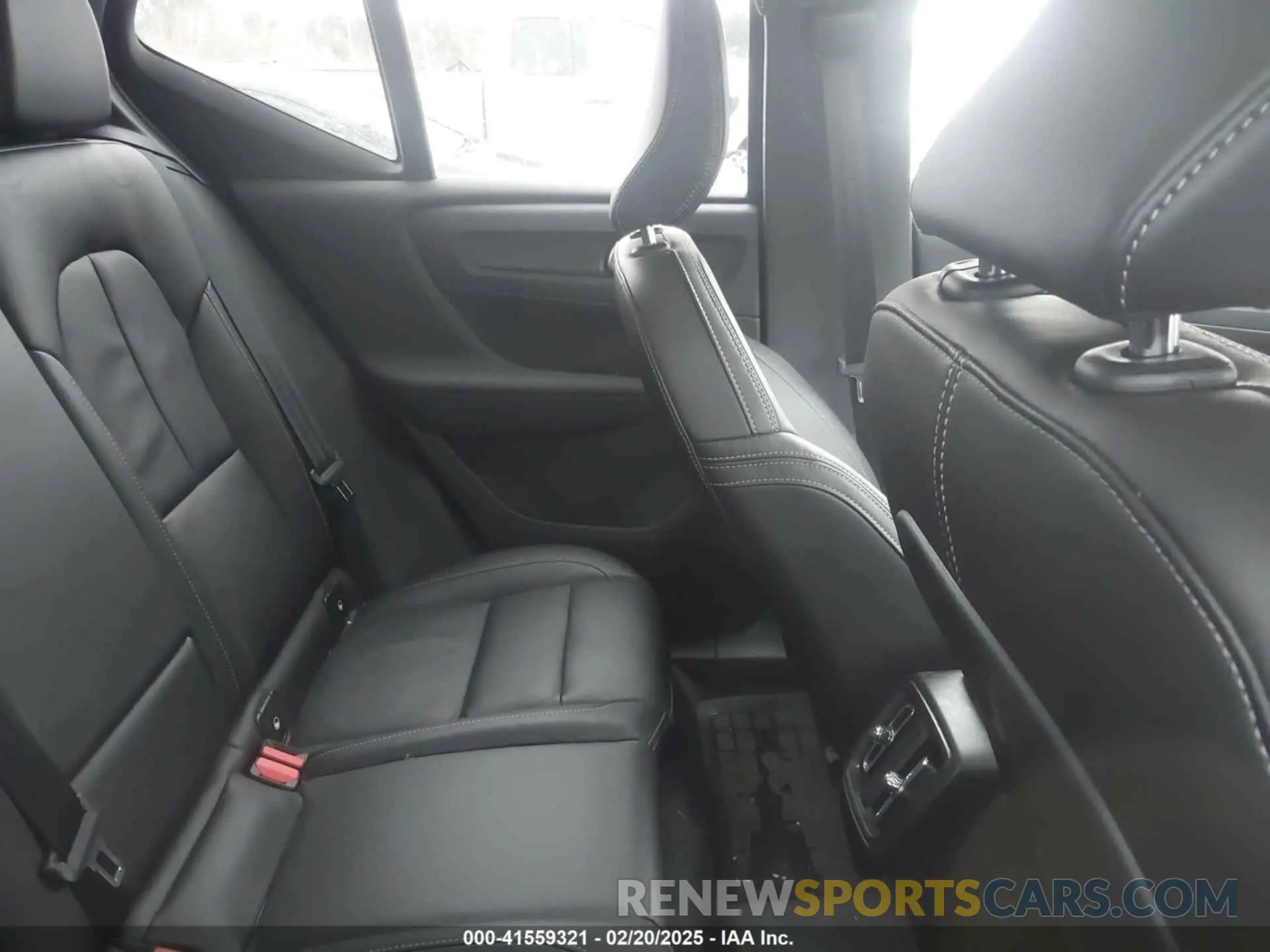 8 fotografías del automóvil dañado YV4L12UN4P2989427 VOLVO XC40 2023