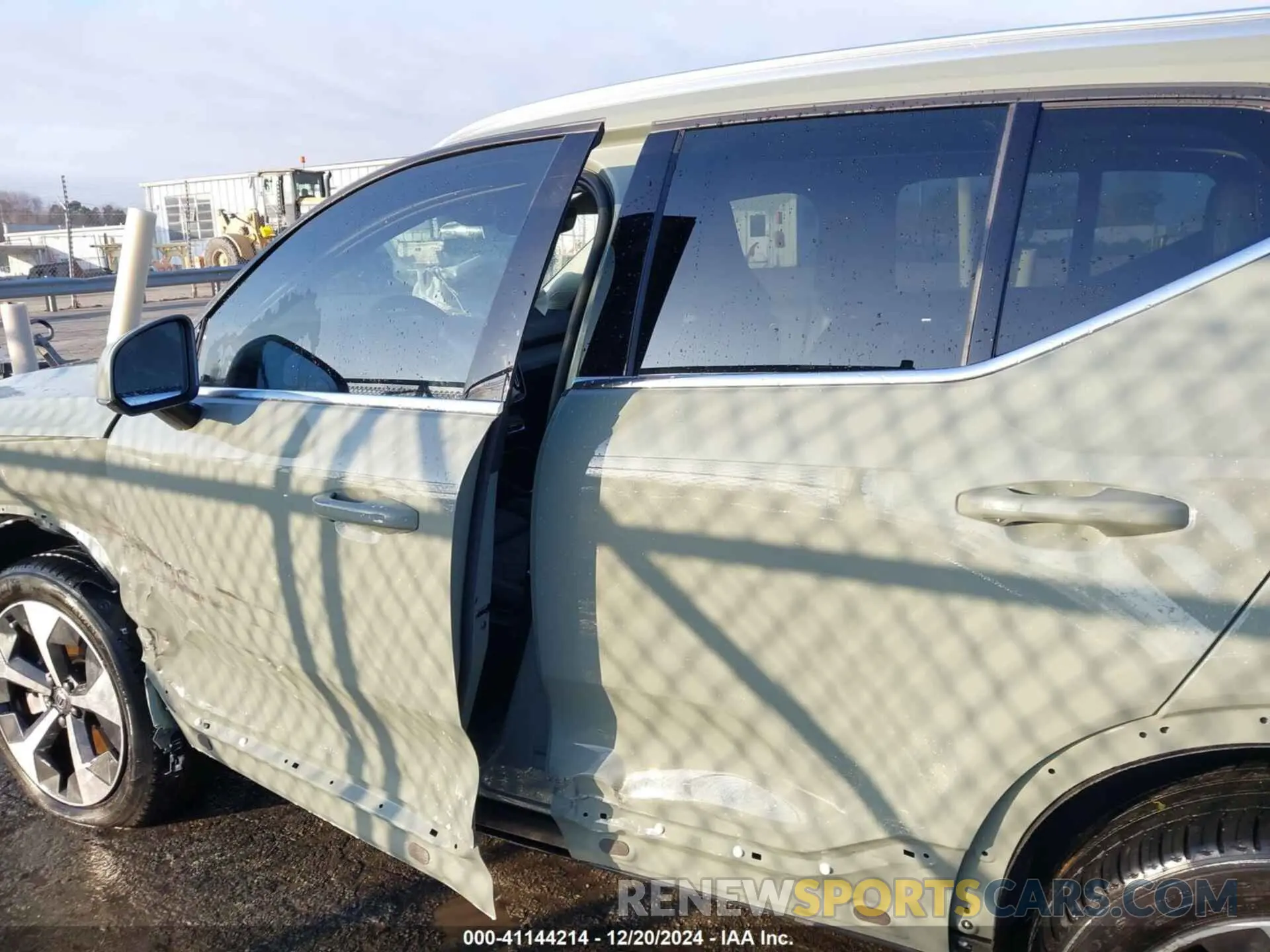 14 fotografías del automóvil dañado YV4L12UN9P2029097 VOLVO XC40 2023