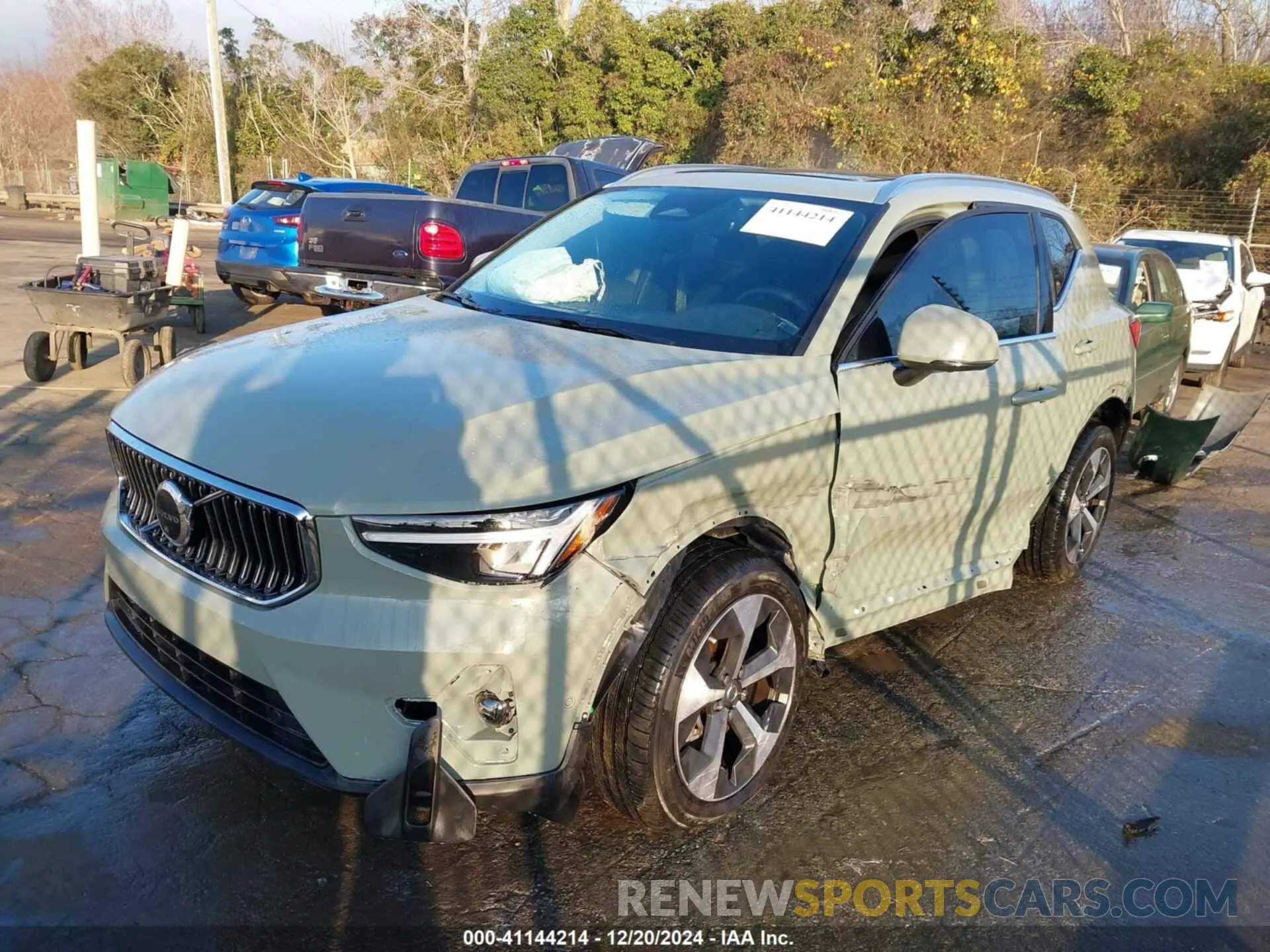 2 fotografías del automóvil dañado YV4L12UN9P2029097 VOLVO XC40 2023