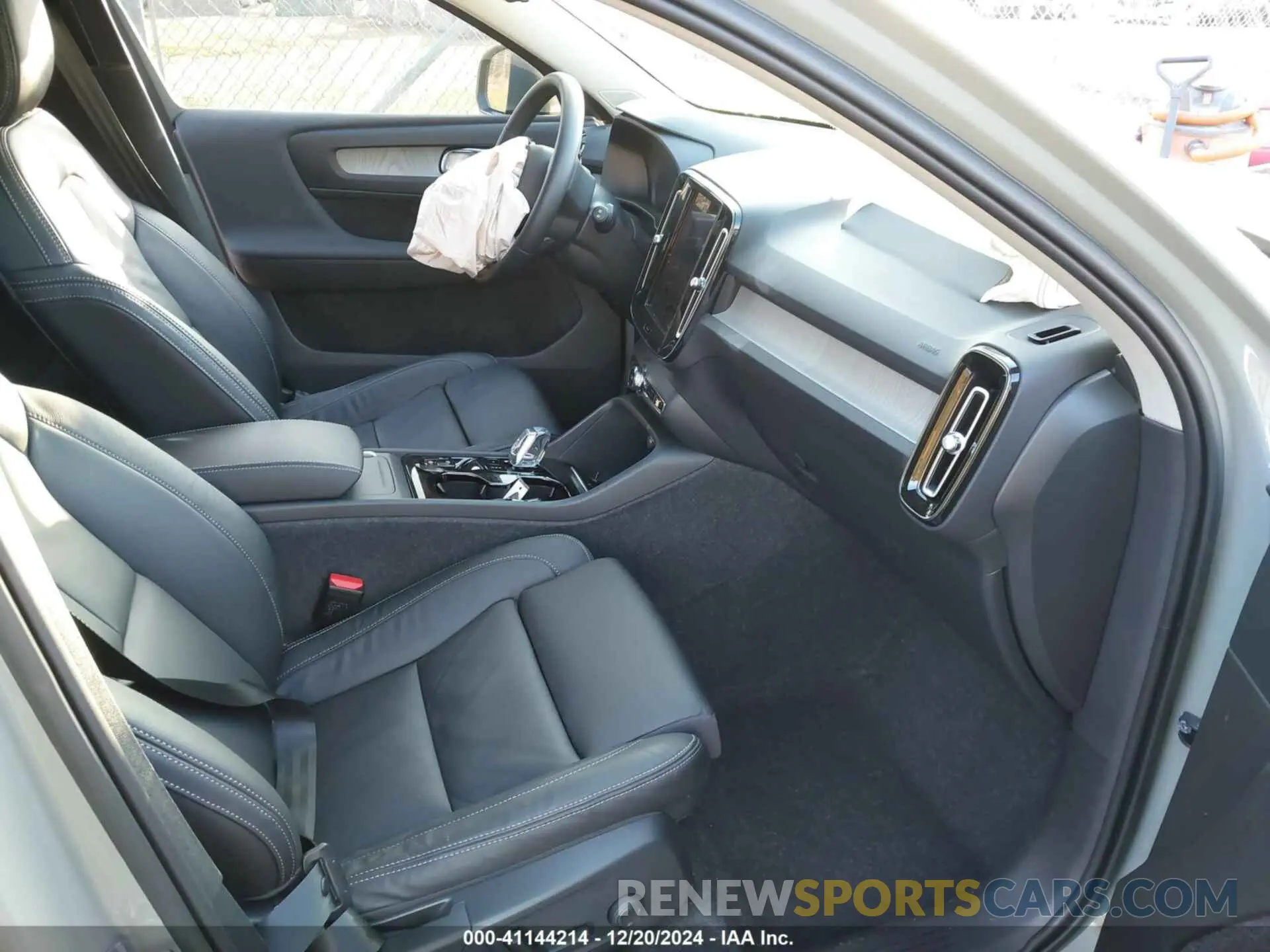 5 fotografías del automóvil dañado YV4L12UN9P2029097 VOLVO XC40 2023
