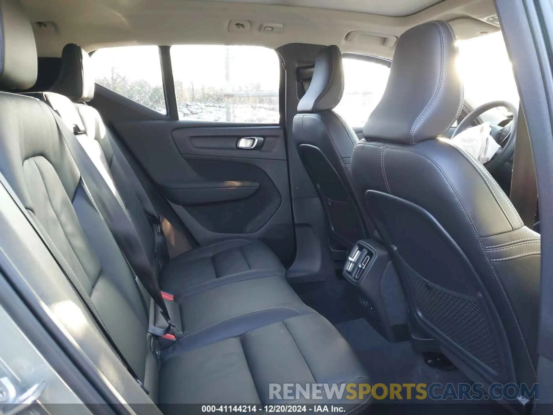 8 fotografías del automóvil dañado YV4L12UN9P2029097 VOLVO XC40 2023