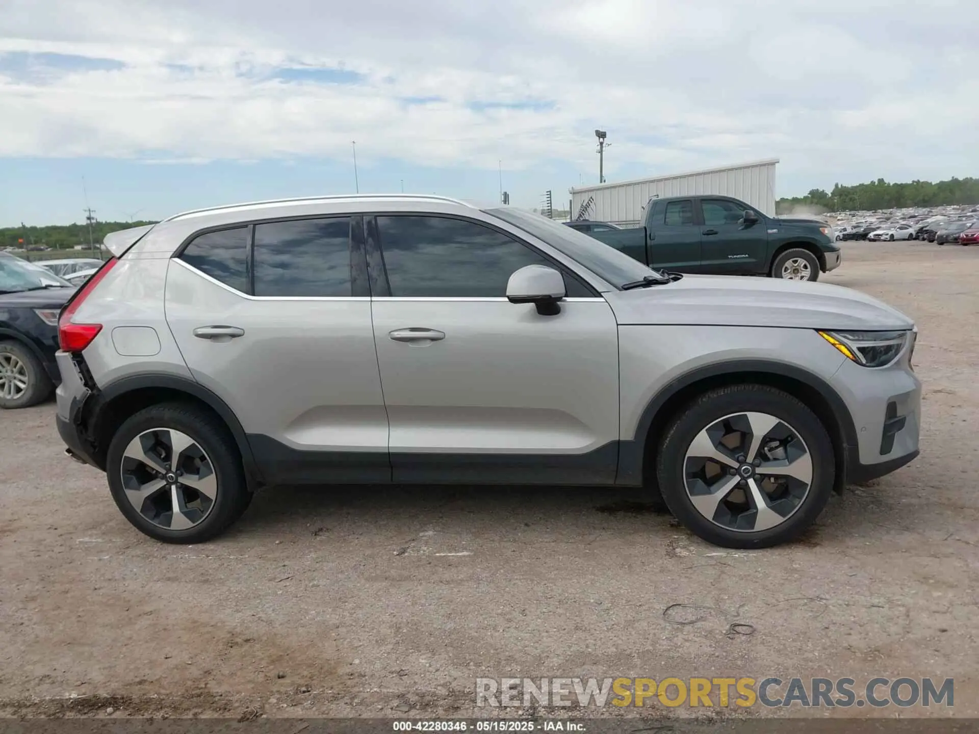 13 fotografías del automóvil dañado YV4L12UN9P2927523 VOLVO XC40 2023