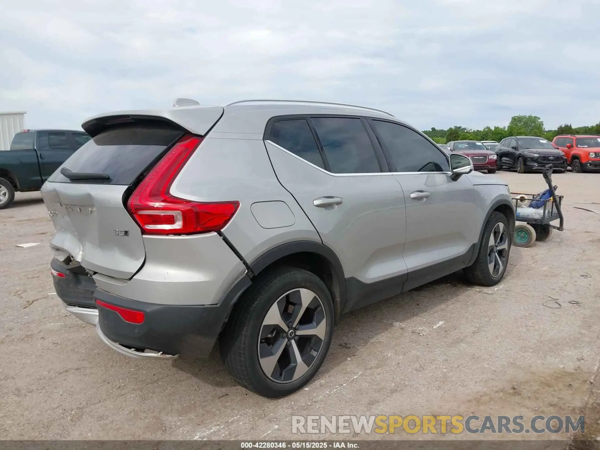 4 fotografías del automóvil dañado YV4L12UN9P2927523 VOLVO XC40 2023