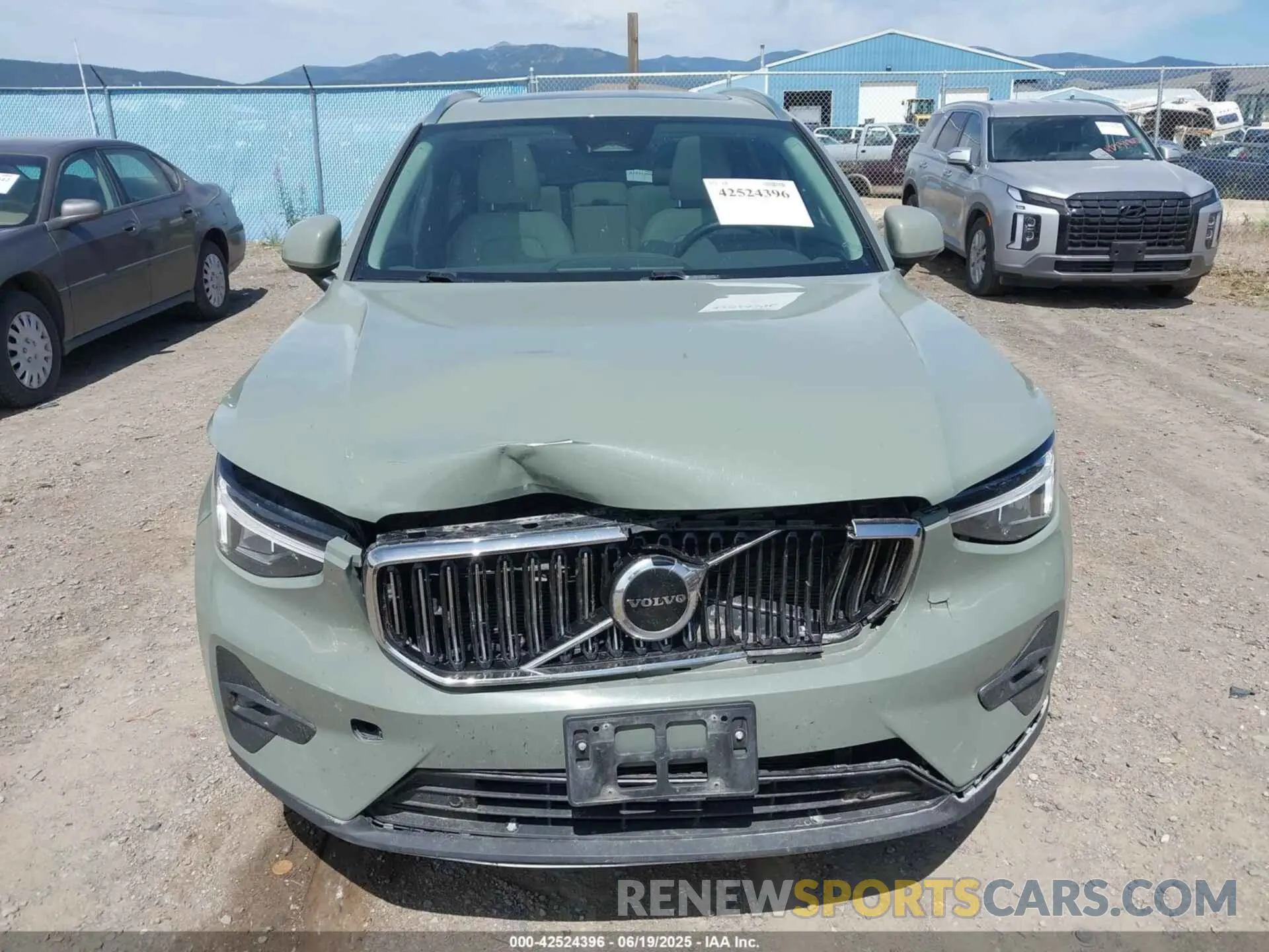 12 fotografías del automóvil dañado YV4L12UNXP2930656 VOLVO XC40 2023