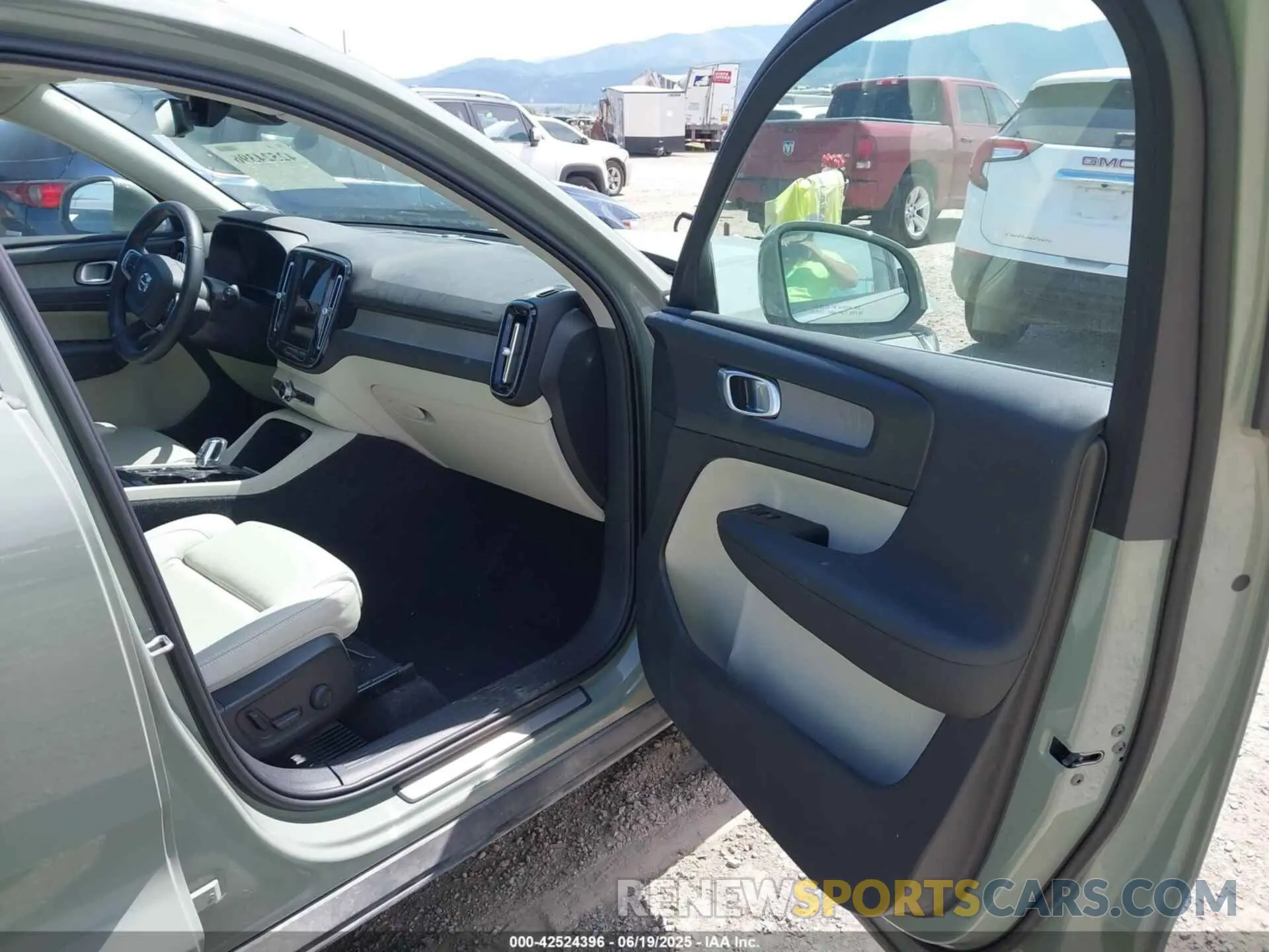 5 fotografías del automóvil dañado YV4L12UNXP2930656 VOLVO XC40 2023