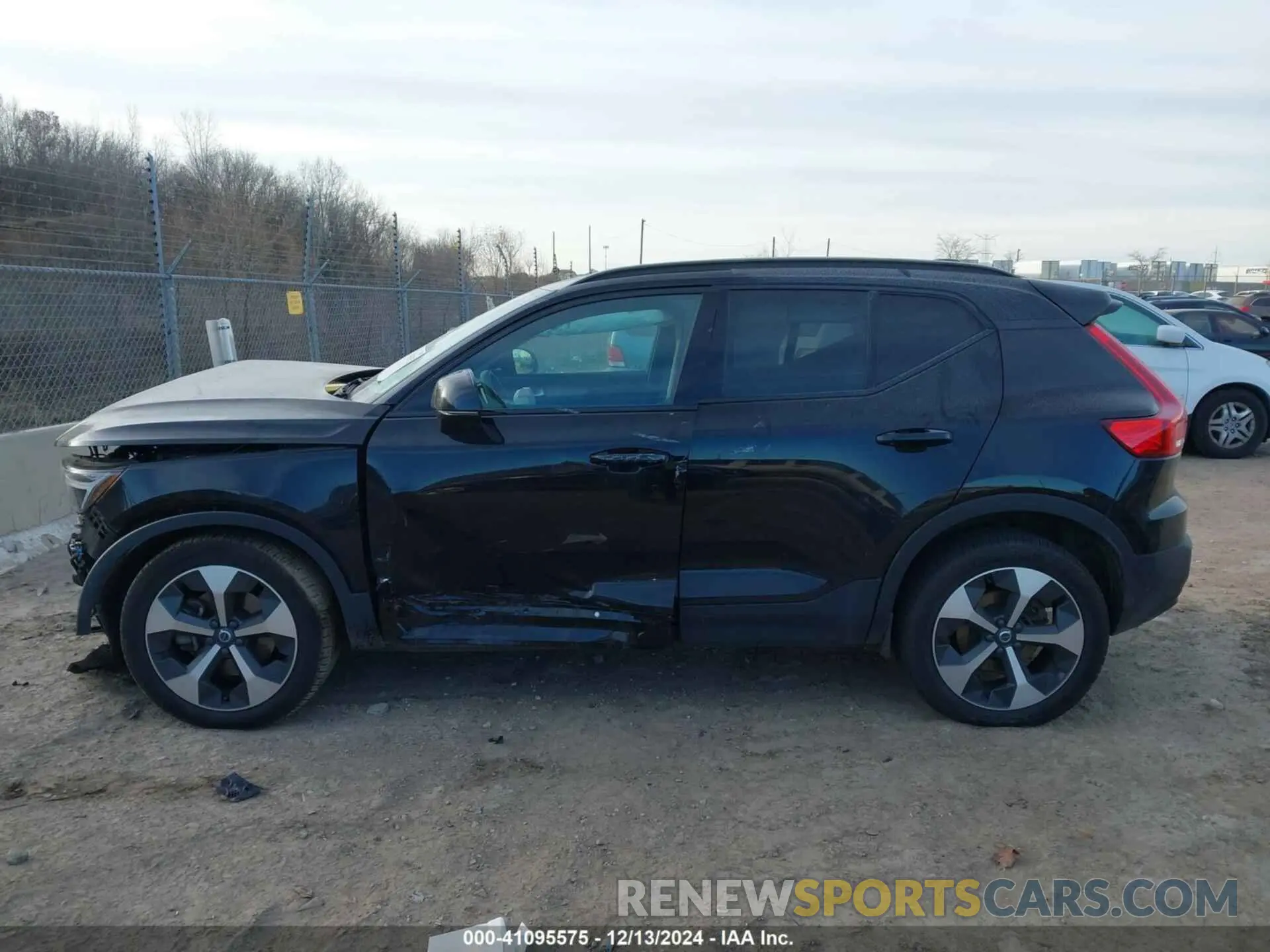 14 fotografías del automóvil dañado YV4L12UW1P2982850 VOLVO XC40 2023