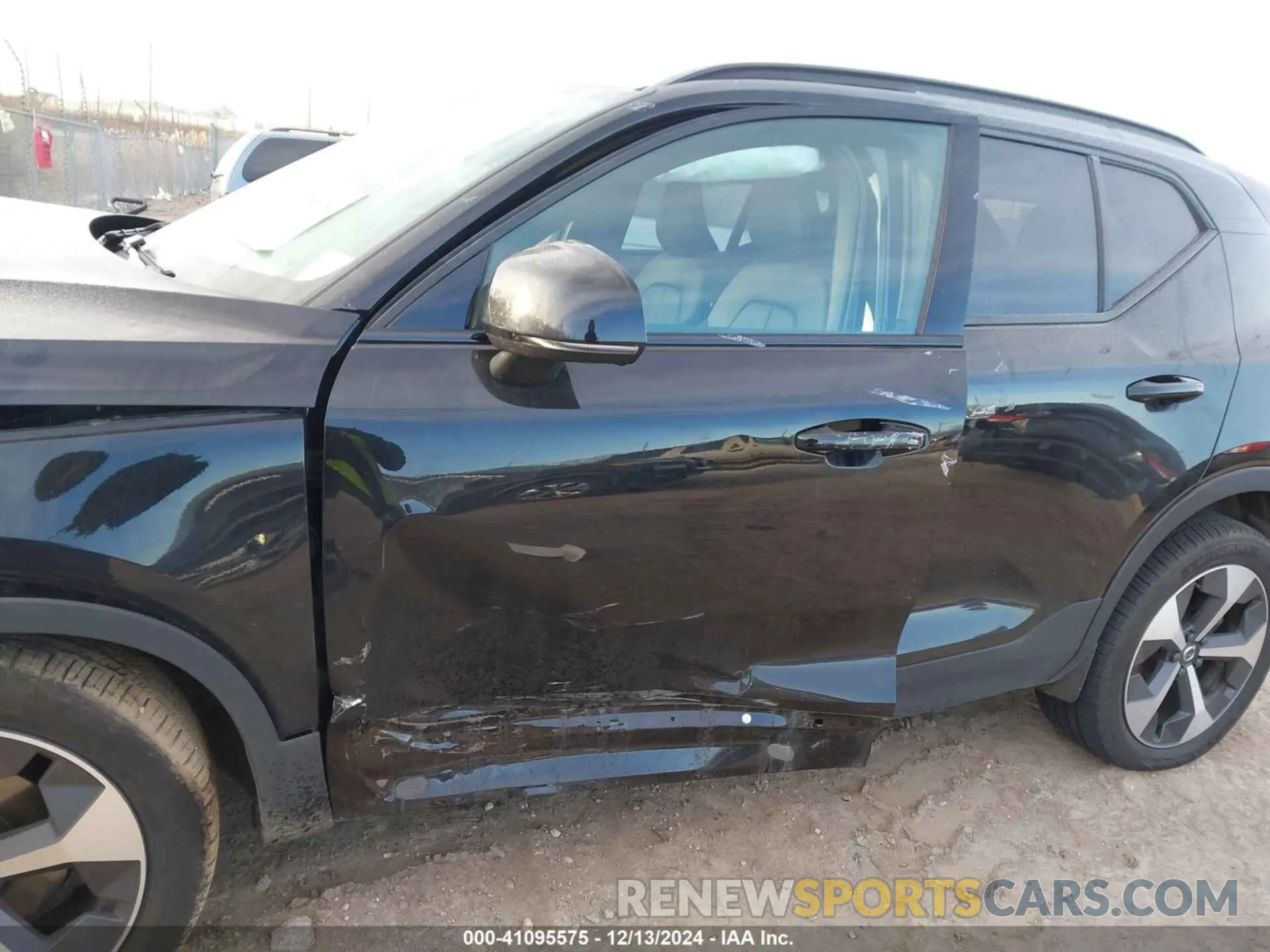 17 fotografías del automóvil dañado YV4L12UW1P2982850 VOLVO XC40 2023