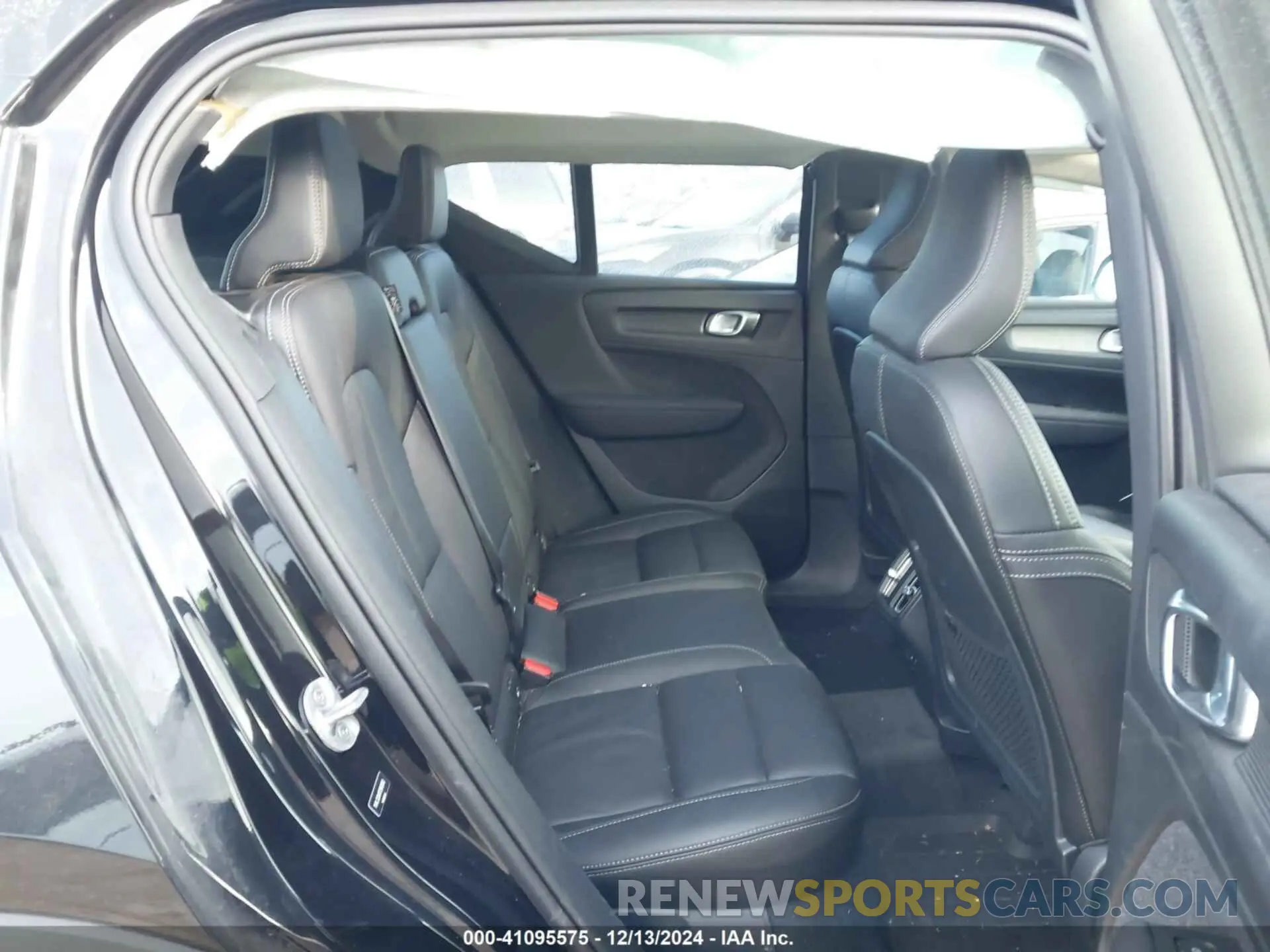 8 fotografías del automóvil dañado YV4L12UW1P2982850 VOLVO XC40 2023