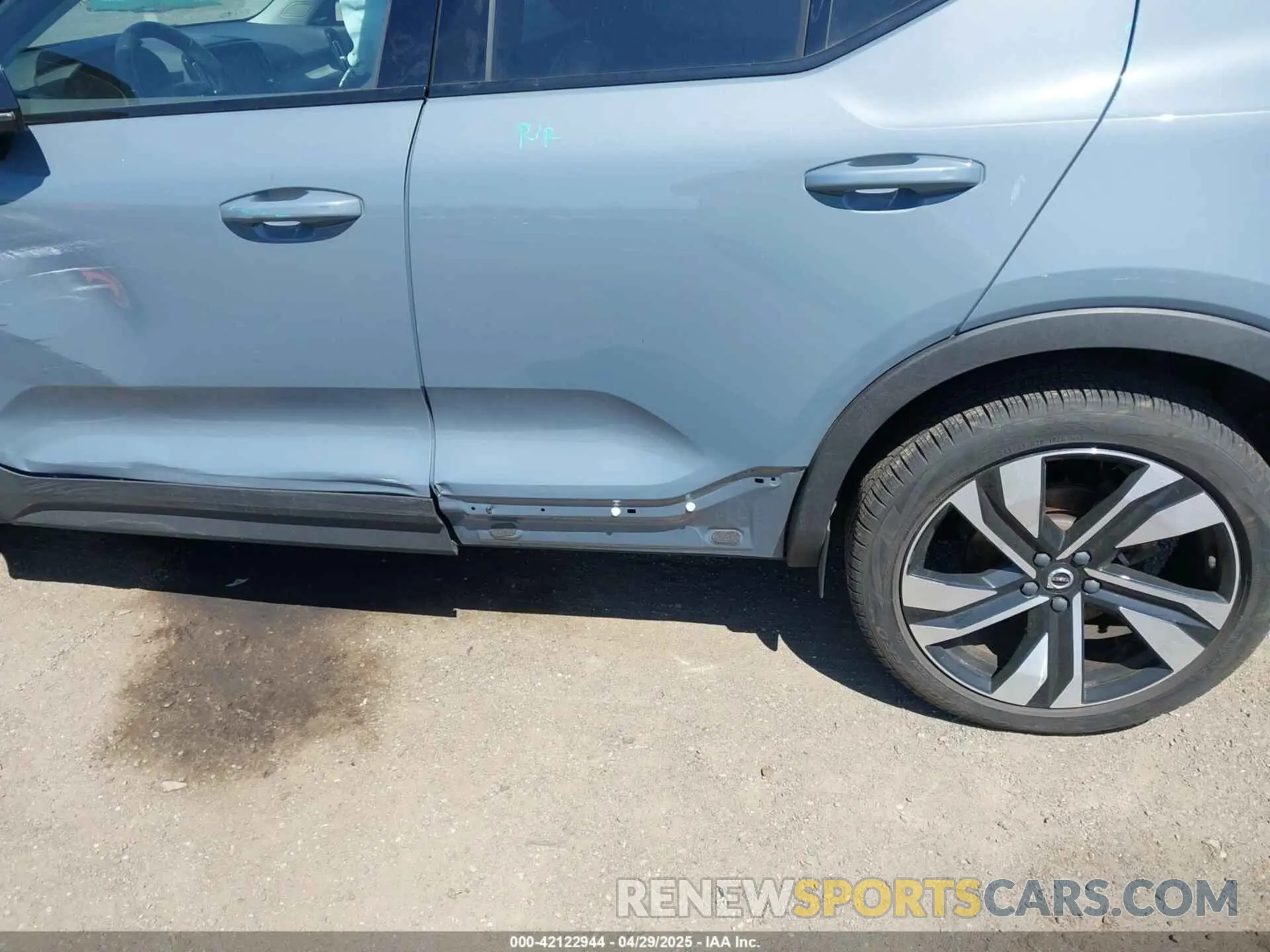 18 fotografías del automóvil dañado YV4L12UW6P2091677 VOLVO XC40 2023