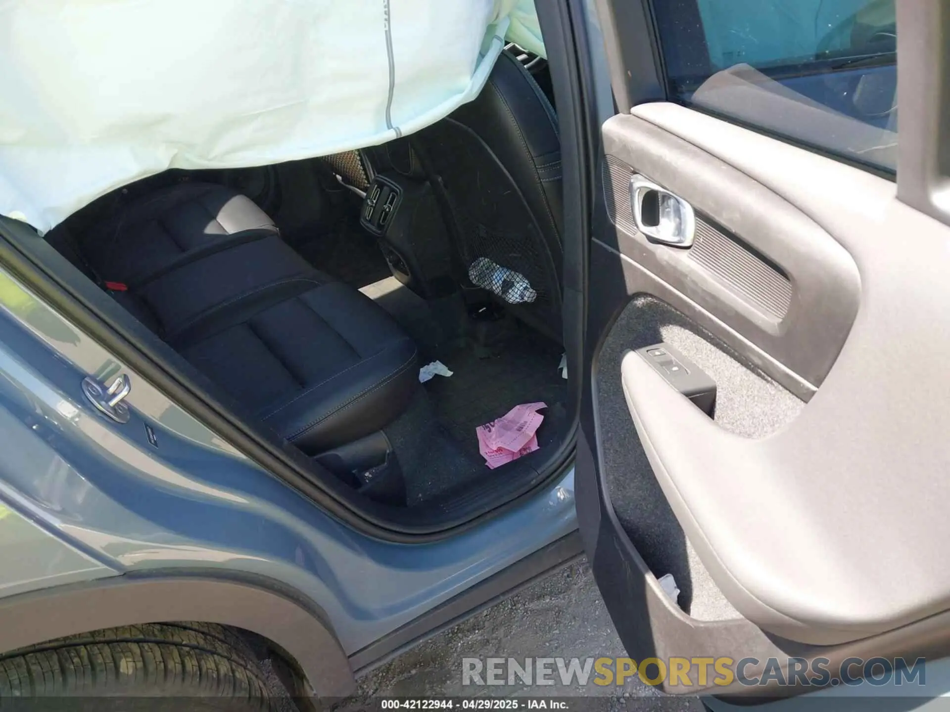 8 fotografías del automóvil dañado YV4L12UW6P2091677 VOLVO XC40 2023