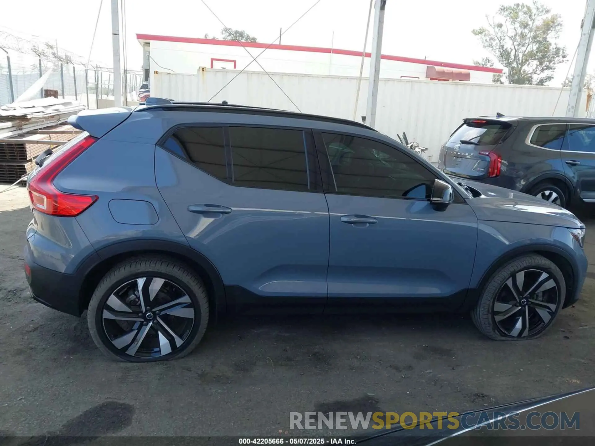 13 fotografías del automóvil dañado YV4L12UX9P2952245 VOLVO XC40 2023